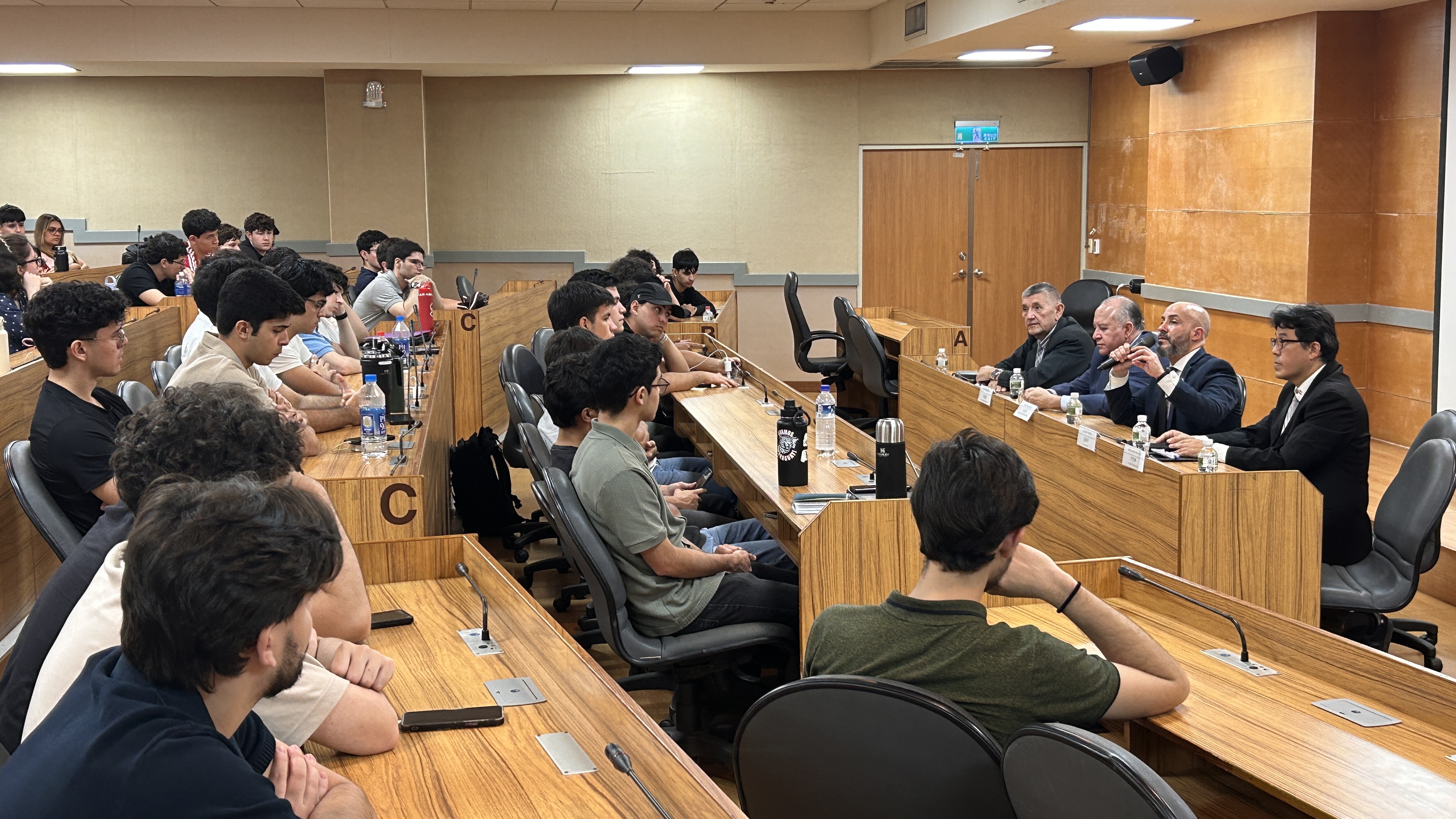 杜亞德校長在座談中表示,希望學生能在臺灣累積專業能力與實務經驗,拓展國際視野。