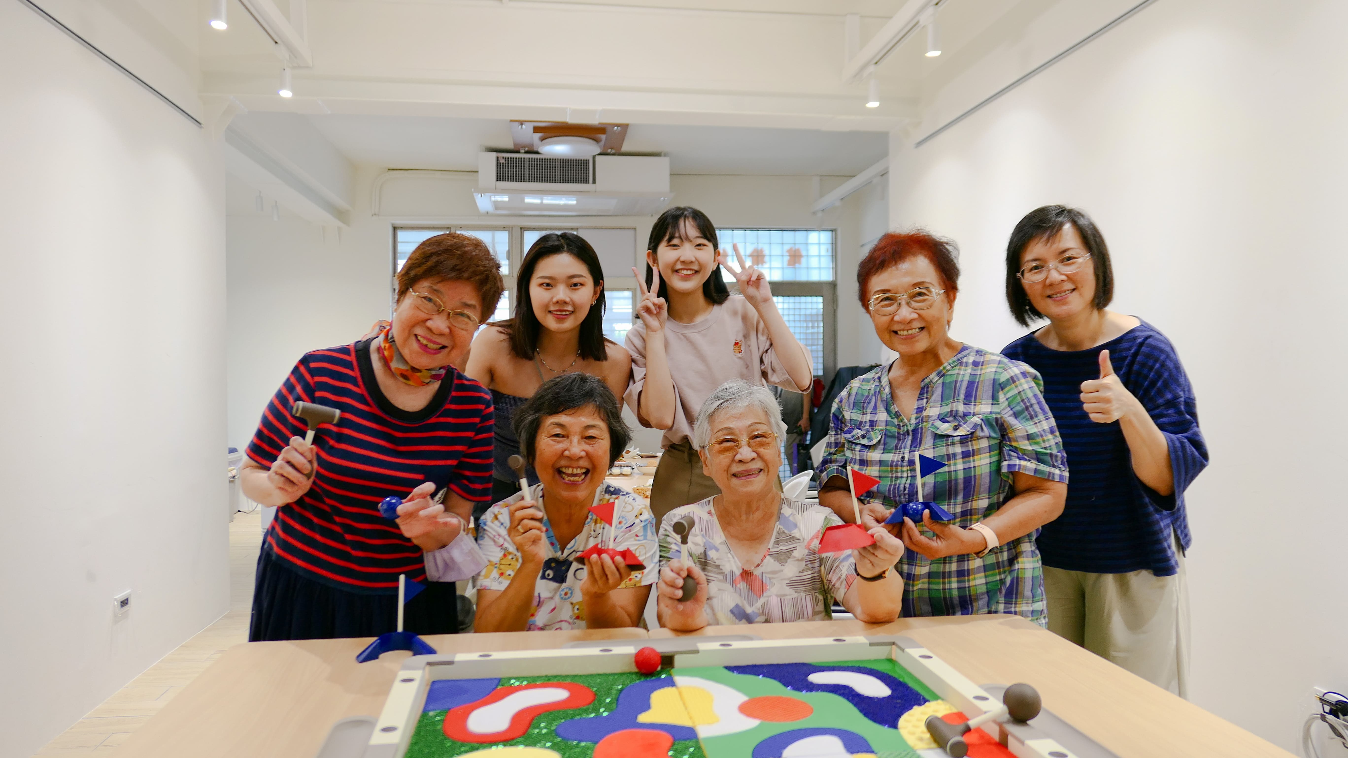 臺科大USR「活力創齡-共創共學習」計畫團隊與臺北和平長老教會的長輩們,一同度過歡樂的球球時光。
