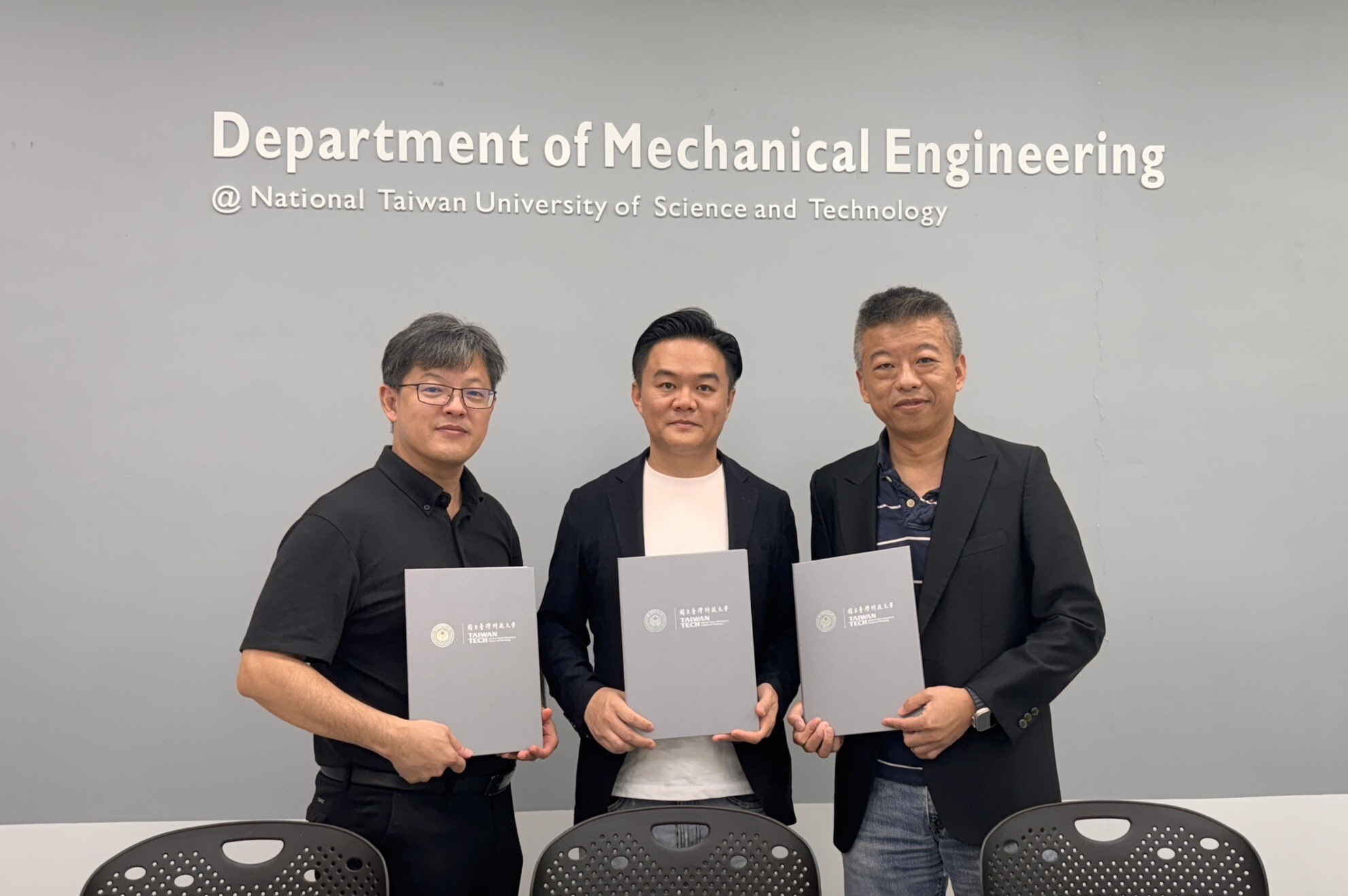 臺科大機械系郭俞麟特聘教授(左) 與開南大學教授宮輔辰(右)、米炭火餐飲集團CEO陳俊憲(中)簽署MOU，攜手推動餐飲業朝向循環經濟與低碳的未來發展。