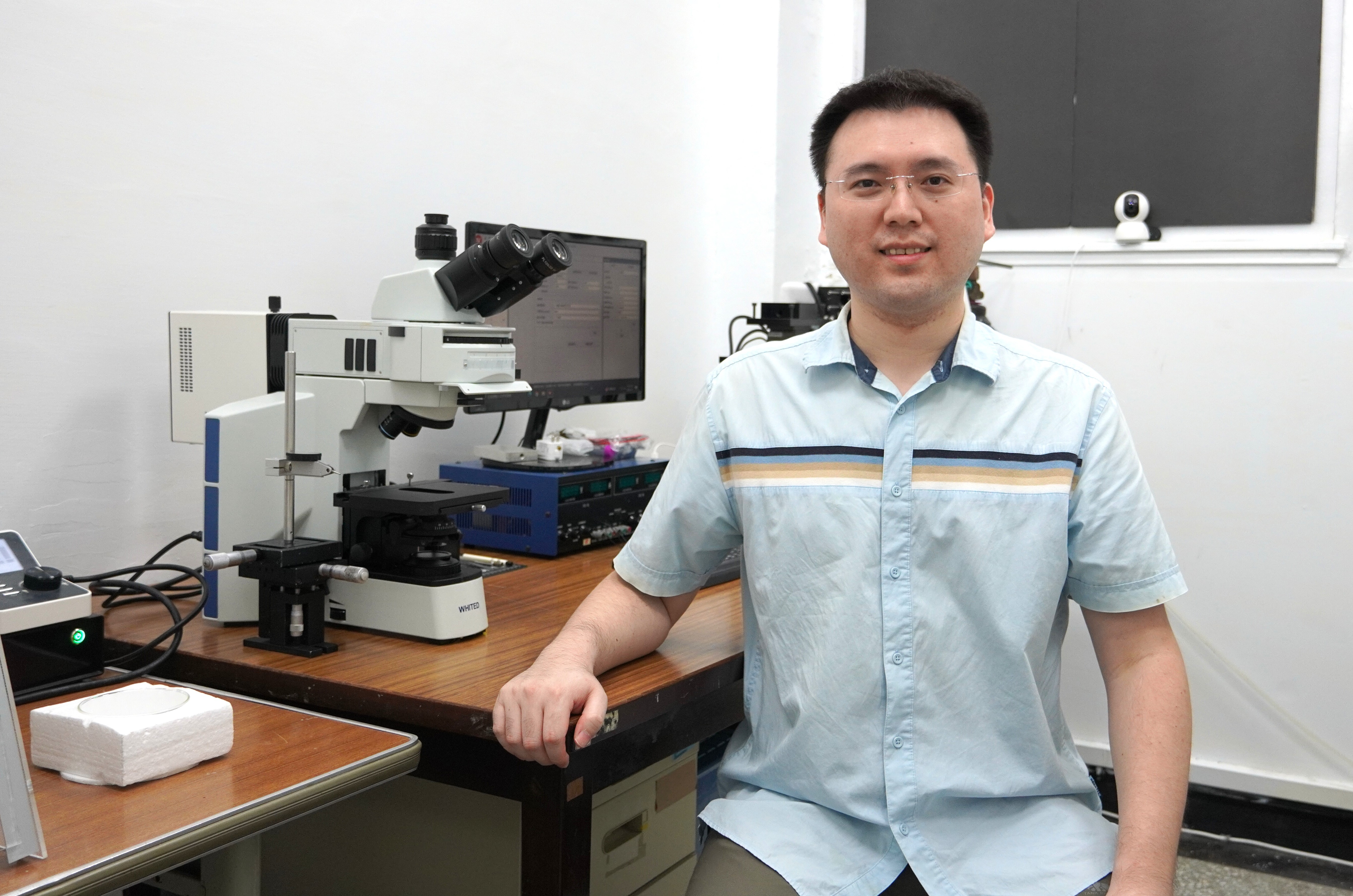 國立臺灣科技大學機械工程系副教授曾修暘結合微奈米先進製程技術,展開以熱傳與高速冷卻技術為核心的前瞻研究方向,致力提升散熱效率,並開發出沸騰熱傳與高速冷卻、低溫保存與微流體檢測等多項關鍵技術,獲得2025年「吳大猷先生紀念獎」殊榮。