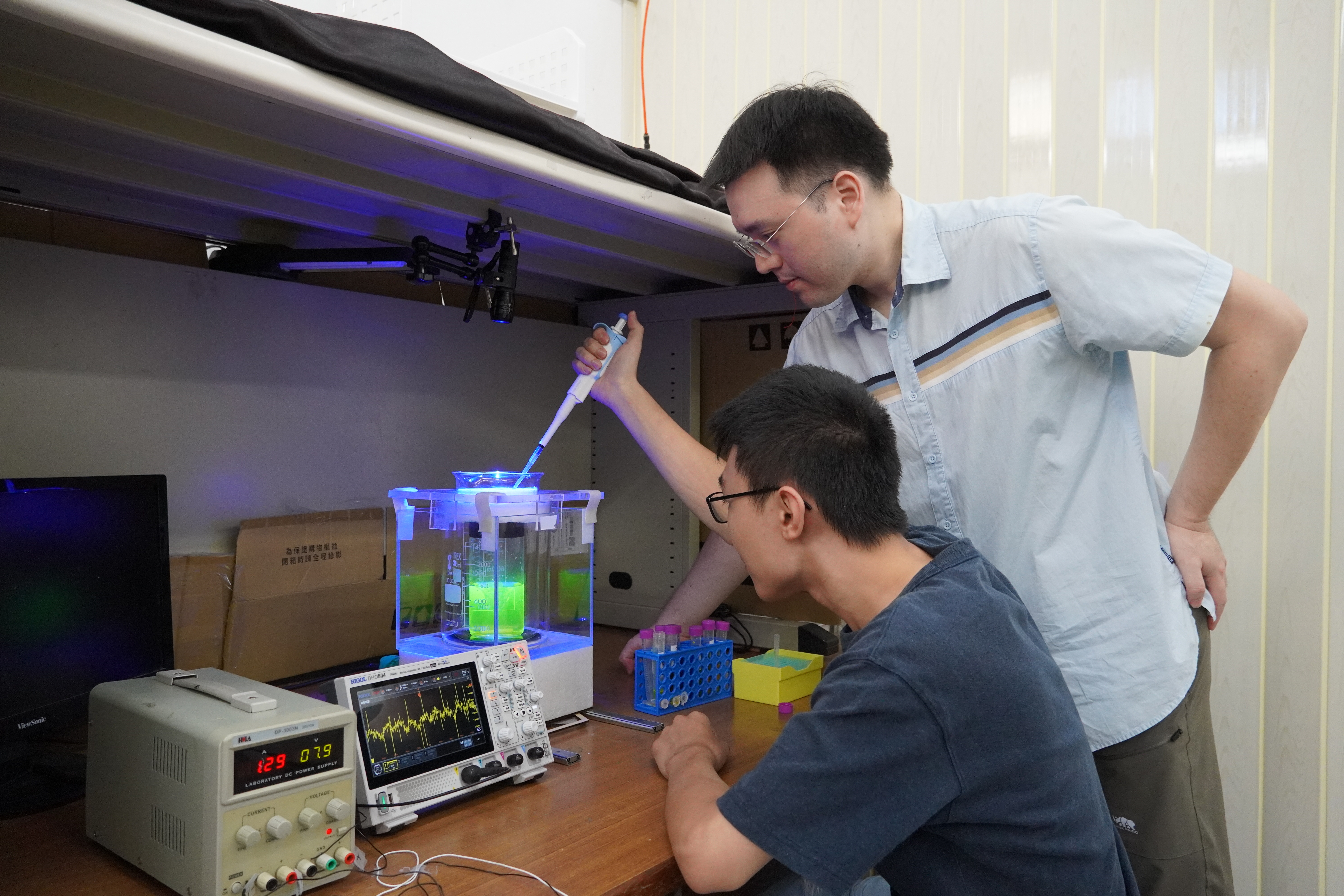 曾修暘指導實驗室學生蕭奕名進行超高速降溫的實驗,並觀察液滴的薄膜與成核沸騰現象,此技術未來可望直接應用於細胞玻璃化保存與生物銀行產業中。