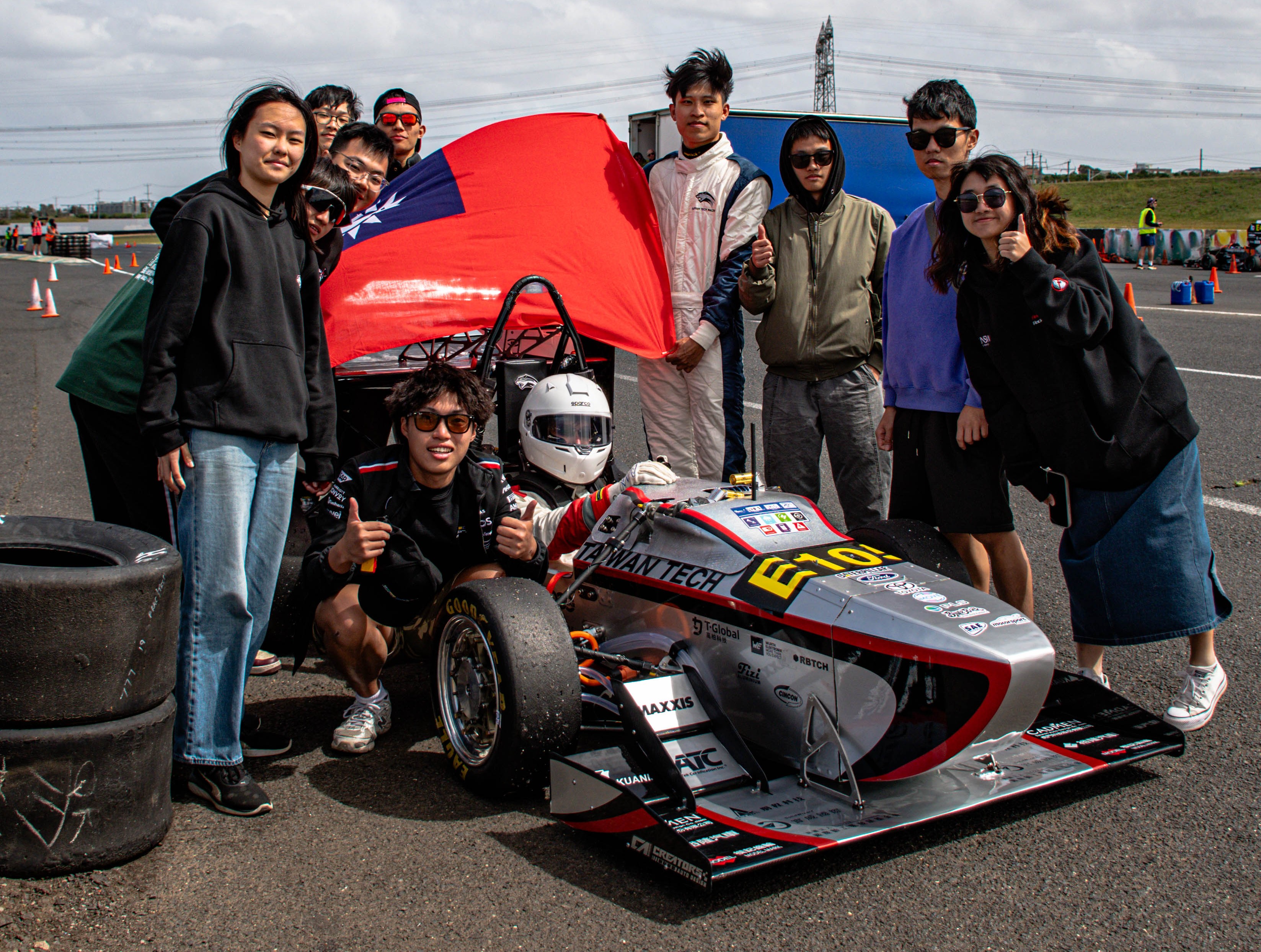 車隊完成最後一項動態項目-耐久賽（Endurance），隊員們開心合影