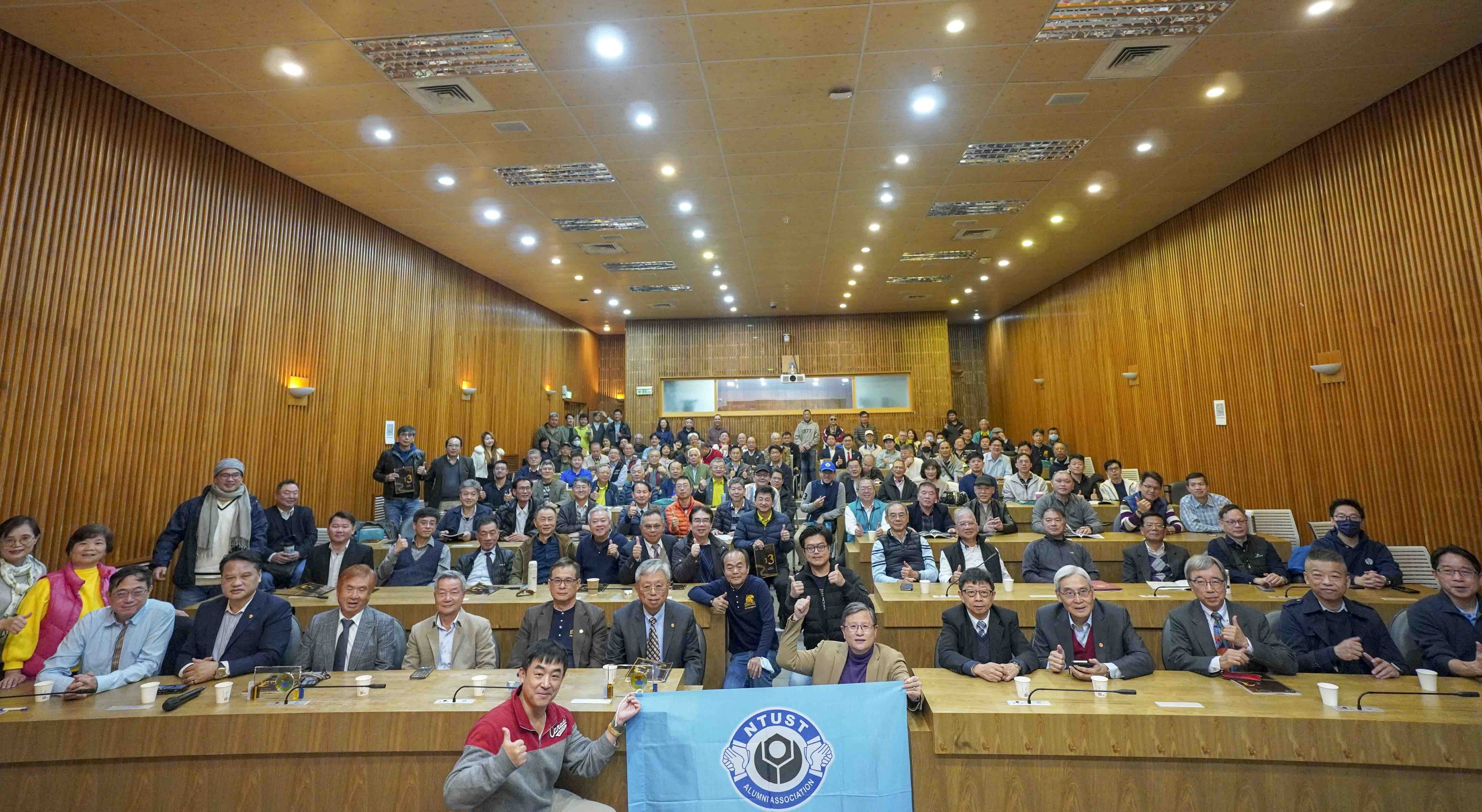 第13屆校友總會會員大會合影。