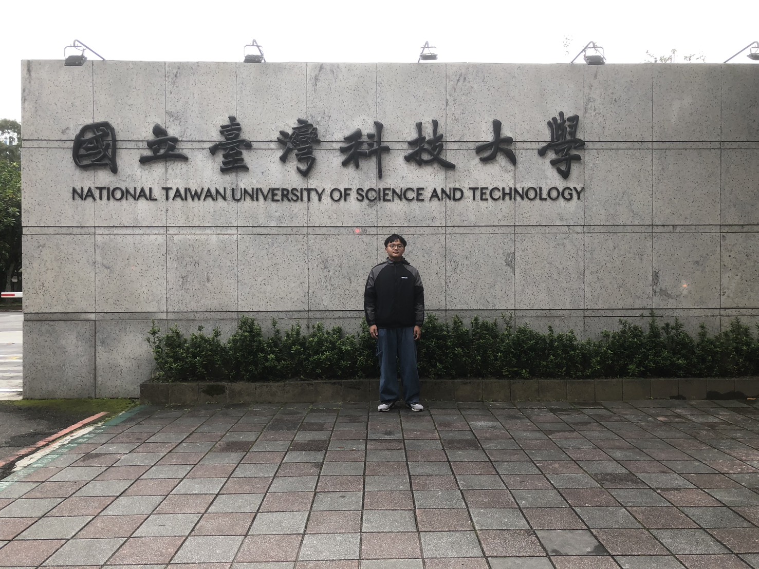 杜維恩過去為了升學目標，曾特地到臺科大校門前拍照留念；如今如願錄取臺科大電機工程系，曾經對大學生活的想像也正式成為現實。