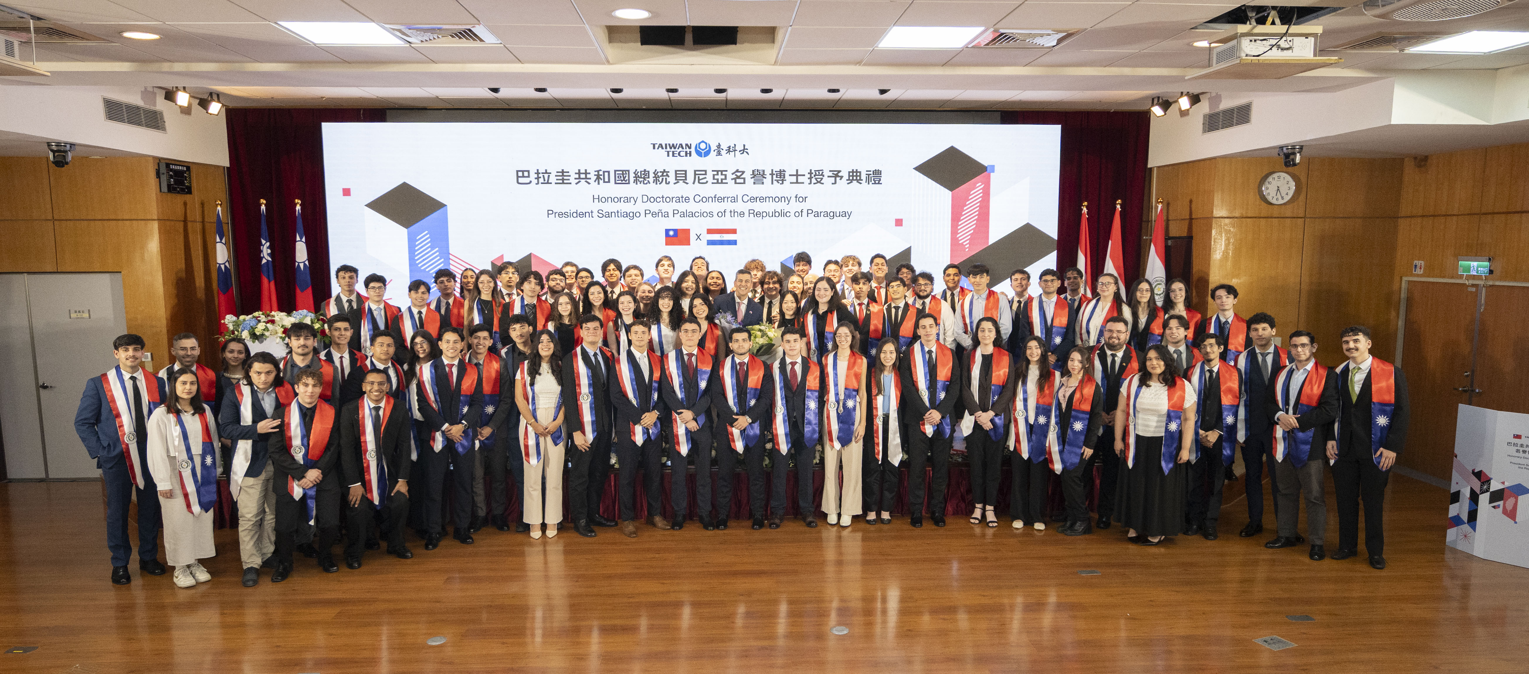 貝尼亞總統在典禮結束後與現場近80位巴國學生進行座談。圖為座談結束合影。