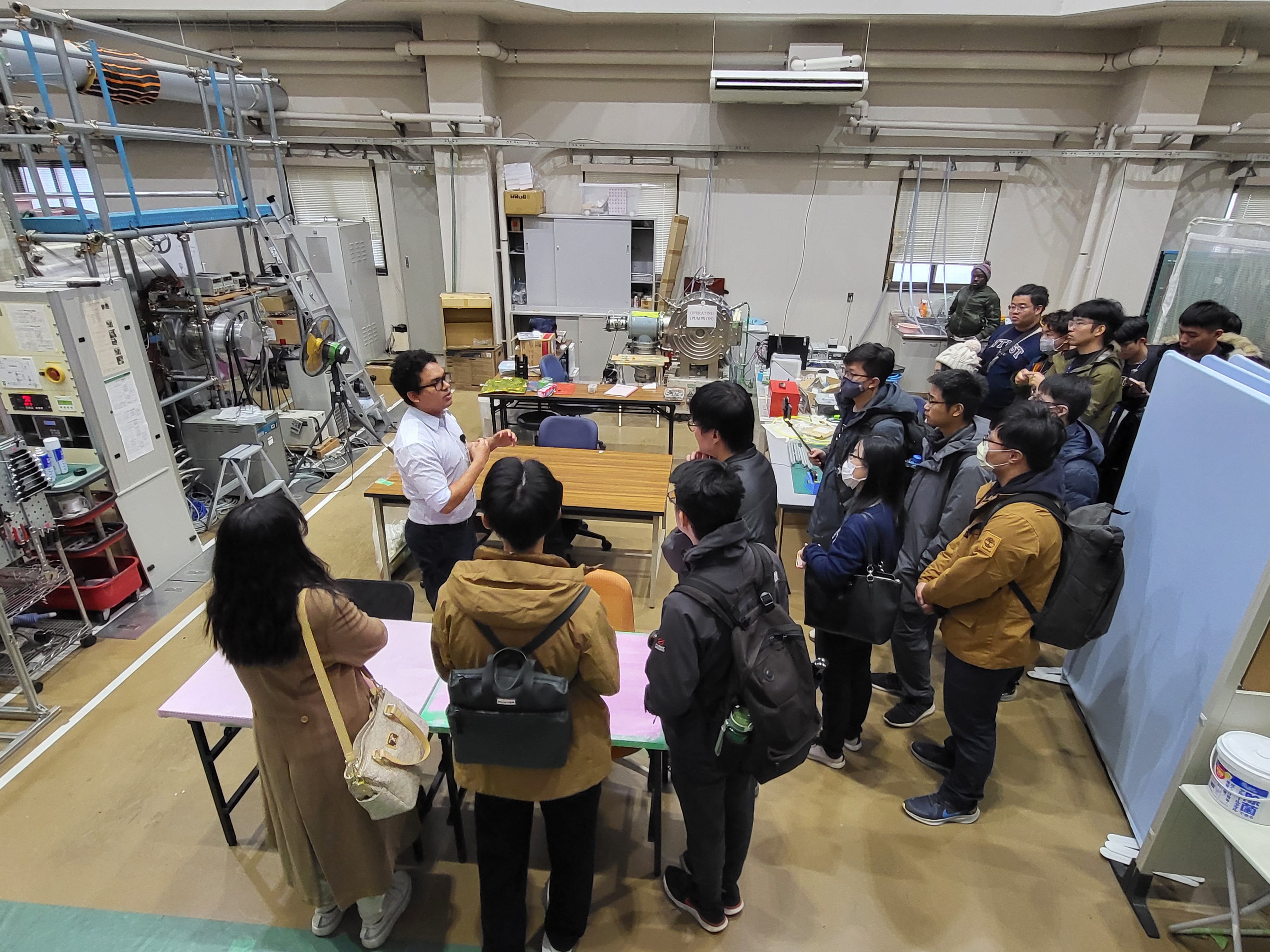 臺科大學生參訪九州工業大學超小型衛星實驗室。