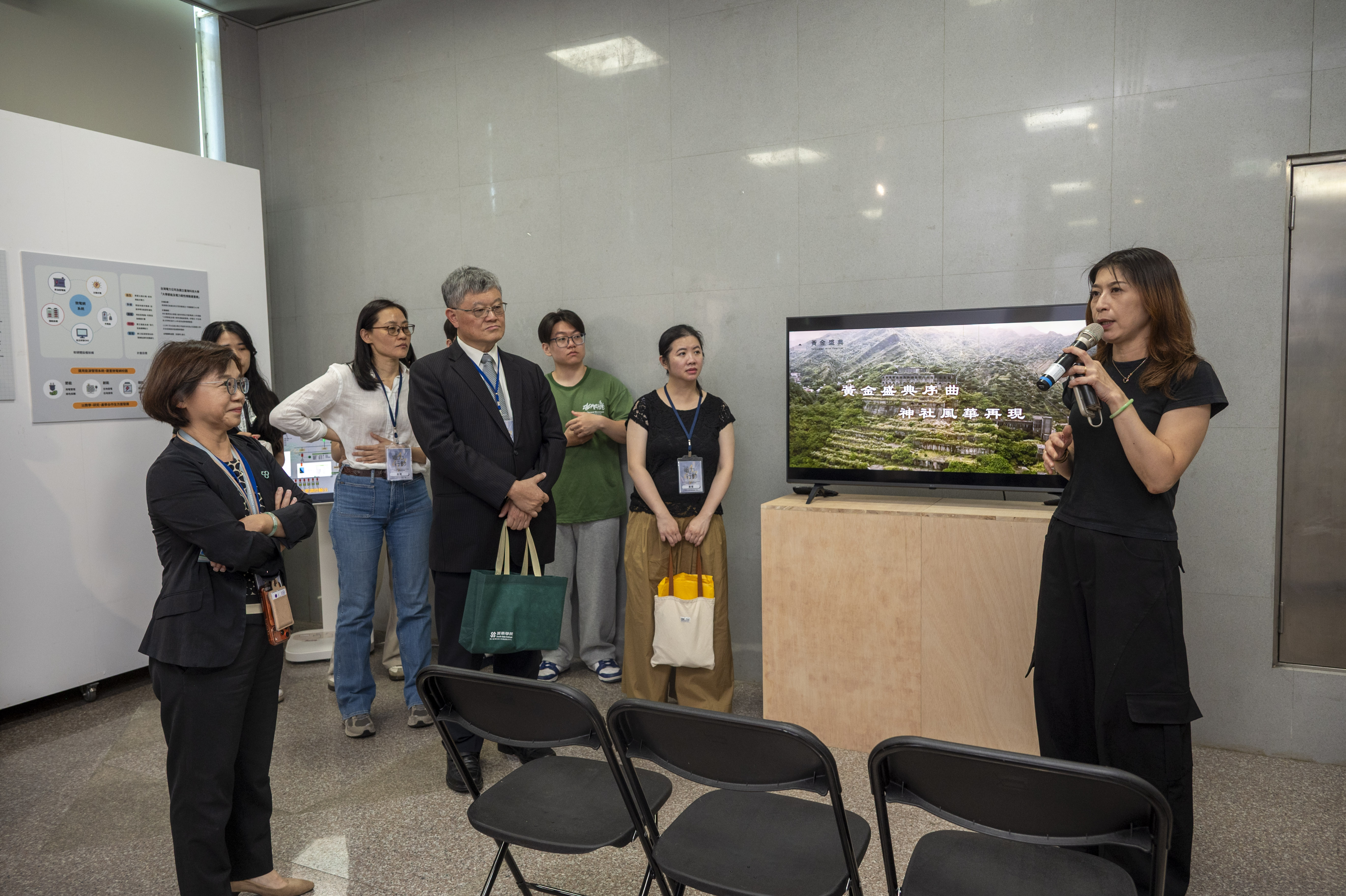 台電公共服務處業務宣導組蘇聘茲組長(右一)為在場的師生解說展場的展出內容