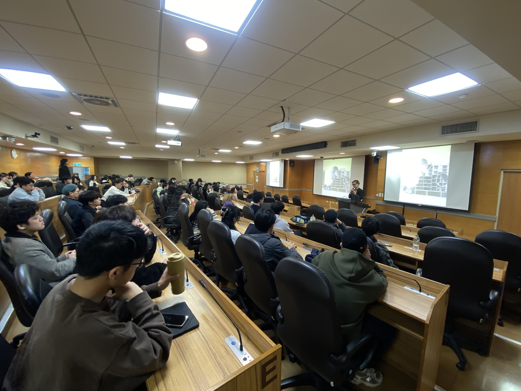 Jimenez delivers a public lecture at Taiwan Tech’s Department of Architecture.