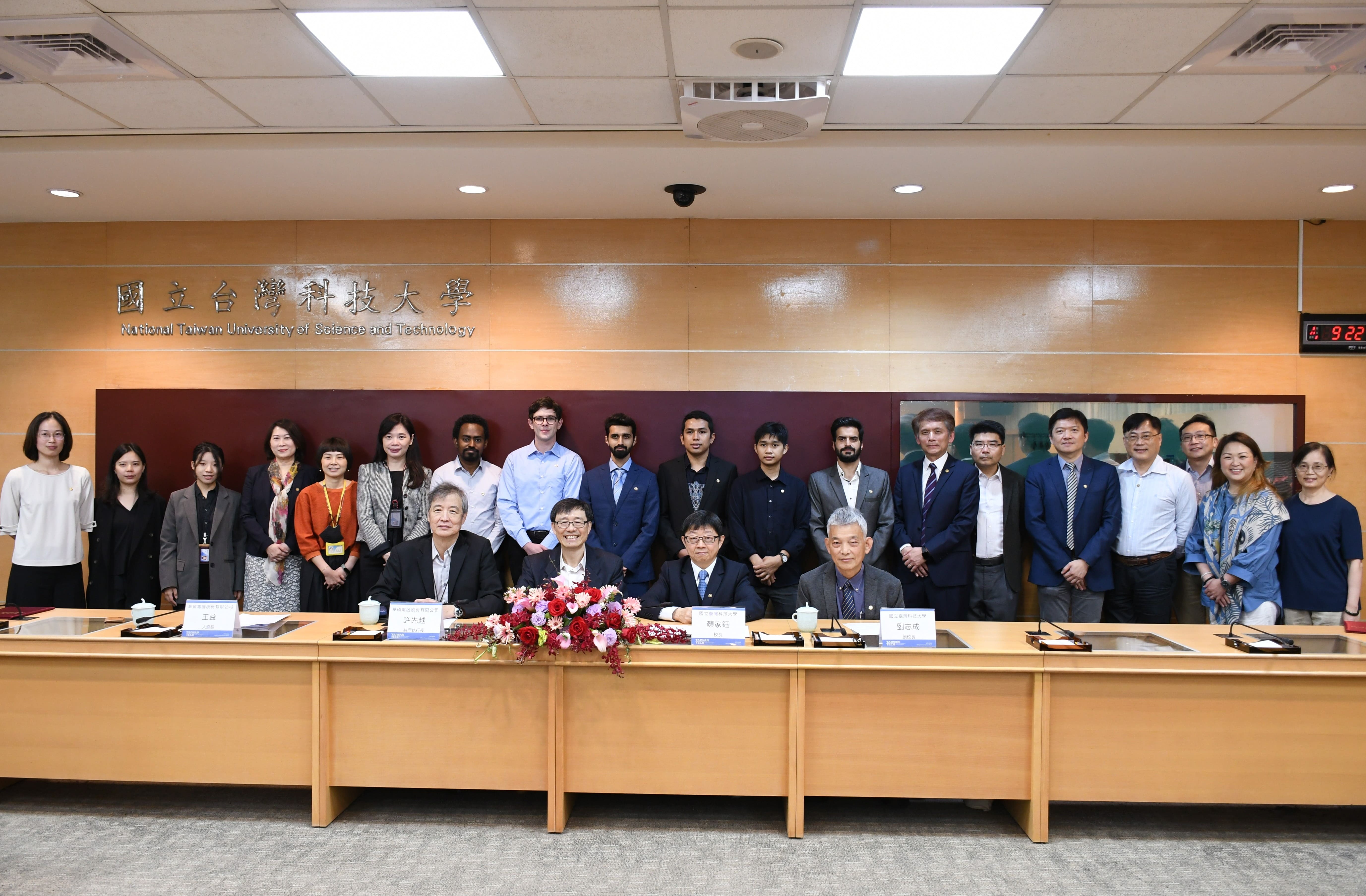 臺灣科技大學與ASUS華碩電腦合設華碩獎學金合作計畫，臺科大師長、ASUS貴賓與電機、資工相關系所華碩獎學金得主合影留念。