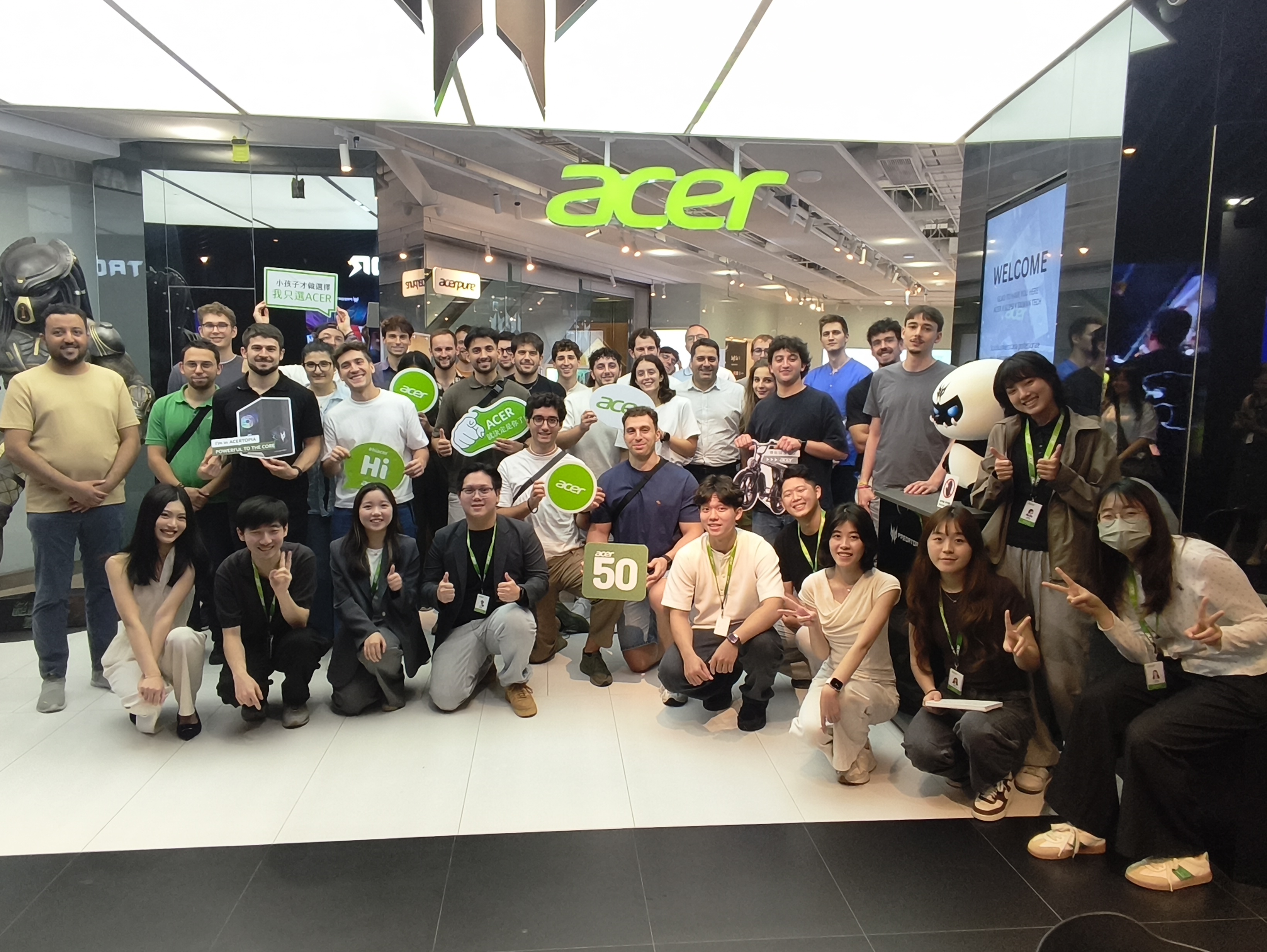 研習營團隊參訪宏碁(Acer)全球總部合影留念,交流資通訊產品的全球營運策略與技術商業化的轉化路徑。