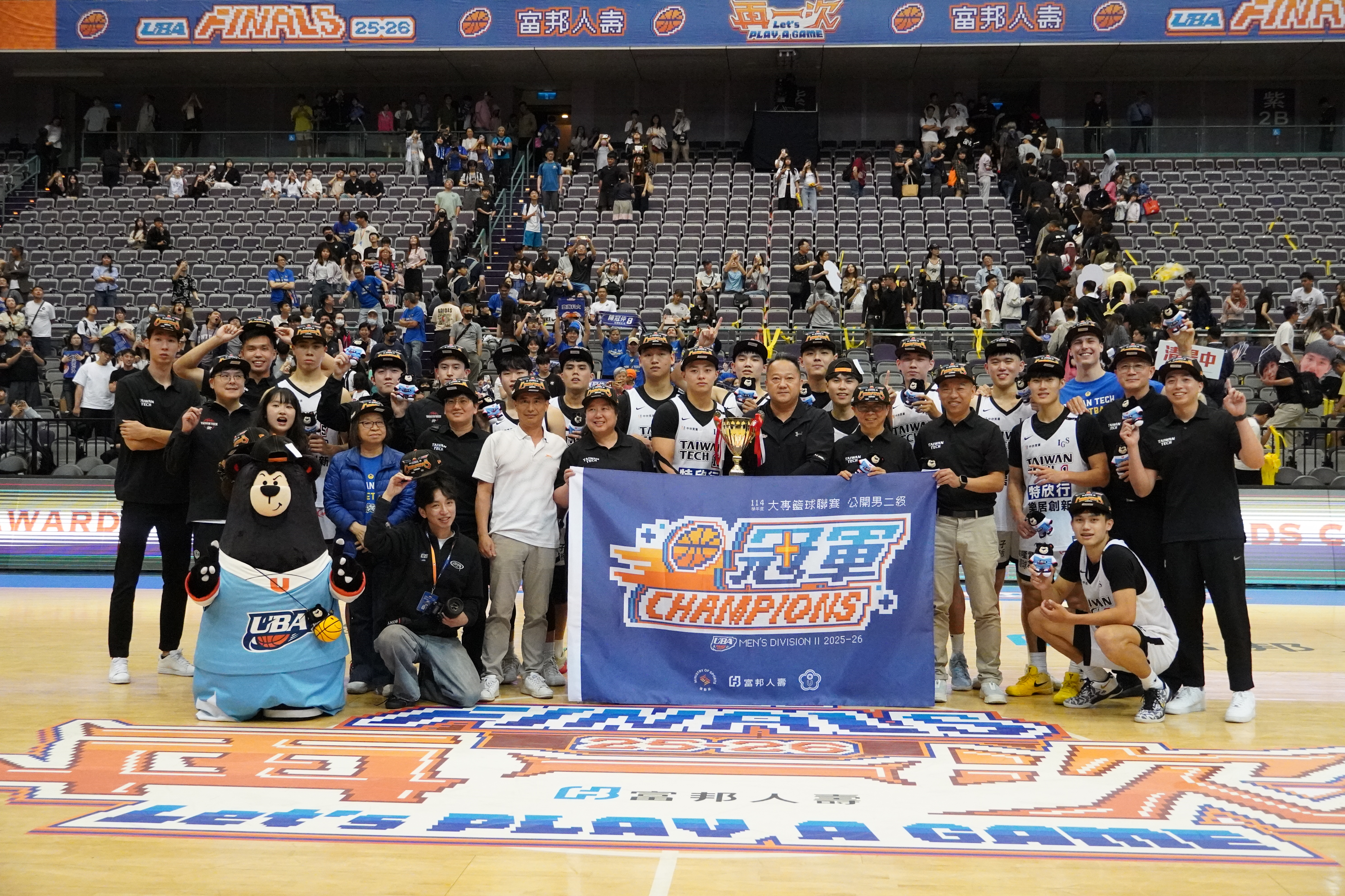 臺科大在4月17日UBA男二級冠亞軍戰中，勇奪冠軍。教練李永祥為前排右2，臺科大校長顏家鈺為前排右5。 