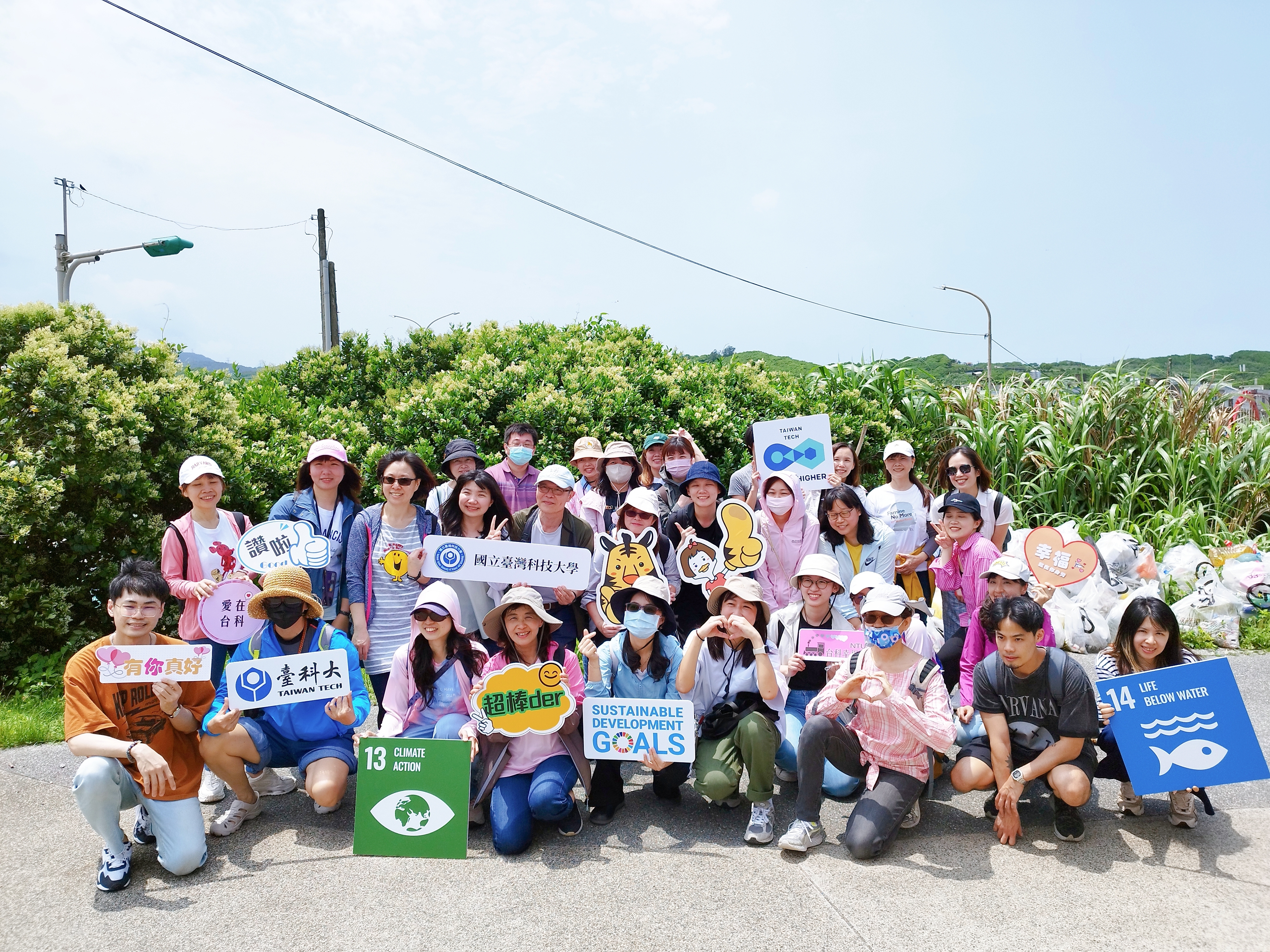 In this beach cleaning activity, a total of 40 faculty and staff participated.