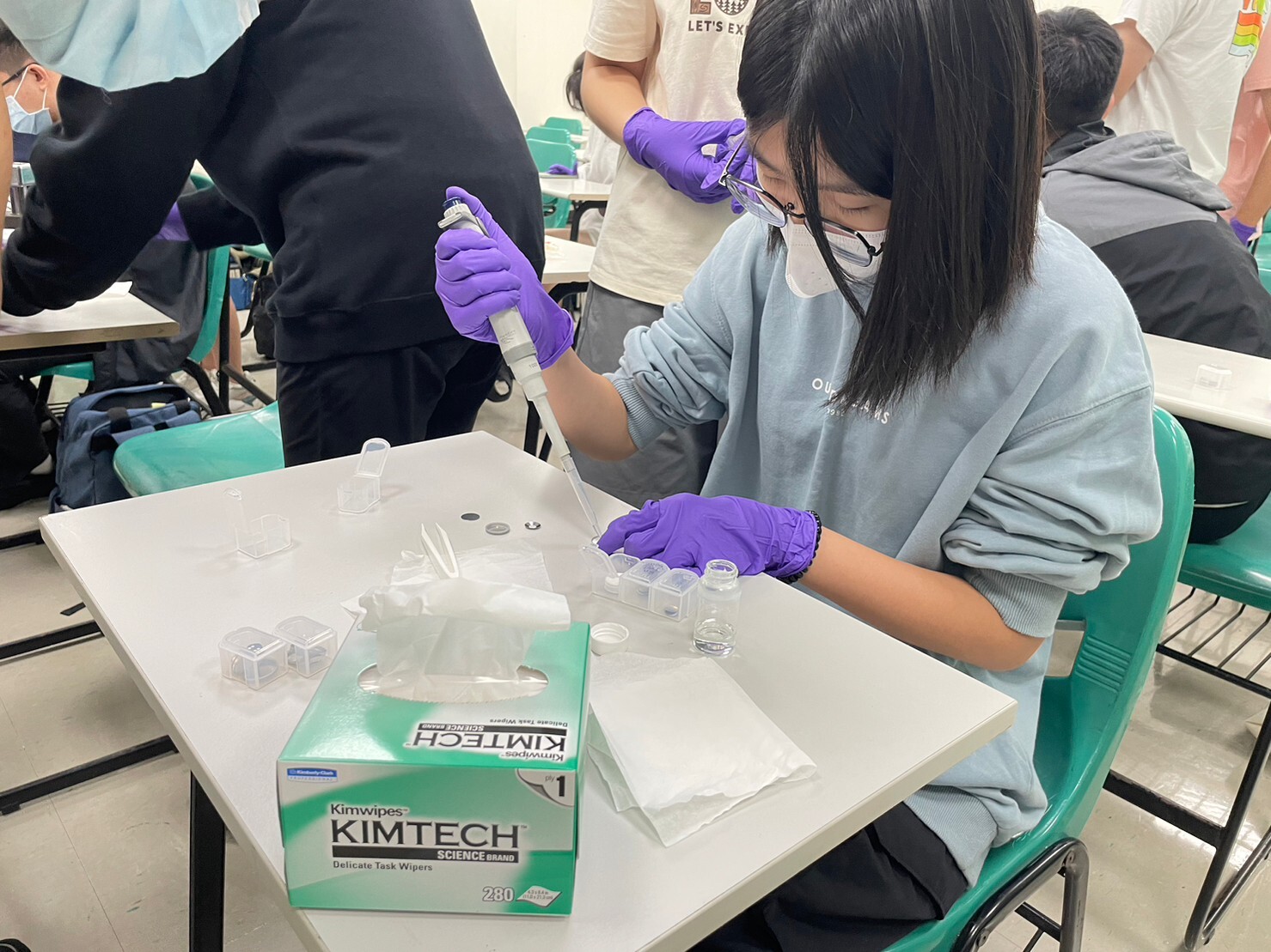 松山高中學生自行使用專業器材組裝水系永續電池鑰匙圈,還可以將鑰匙圈帶回家作紀念。