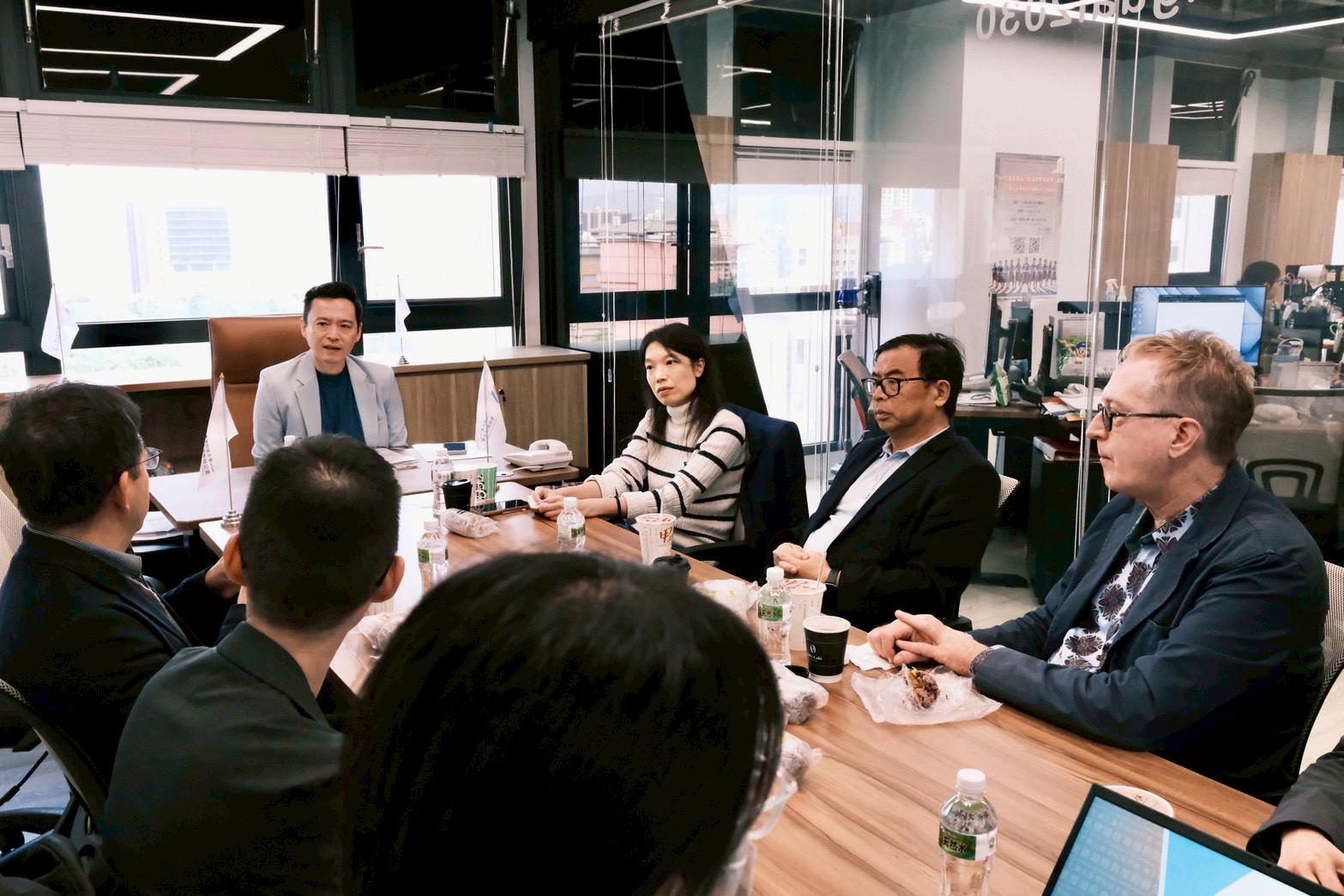 Taiwan Tech’s Office of Bilingual Education Initiatives also engaged with the UC Irvine delegation in exchanges on EMI faculty development strategies, curriculum development mechanisms, and research team outcomes.