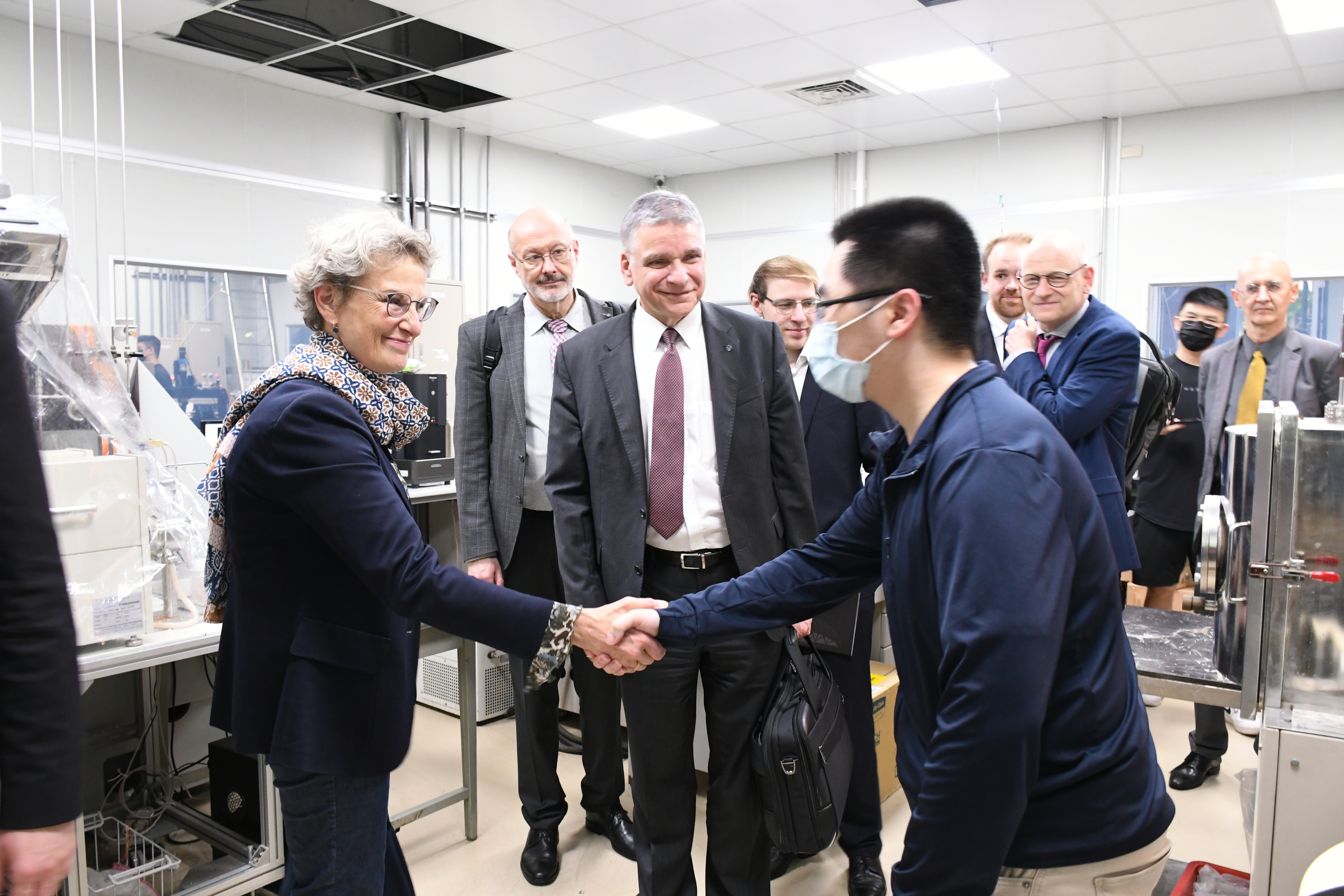 參訪團拜訪臺科大晶圓平坦化創新研究中心 (CMP Innovation Center, CIC)，由越南籍博士班學生Le Nam Quoc Huy介紹創新研究特色成果