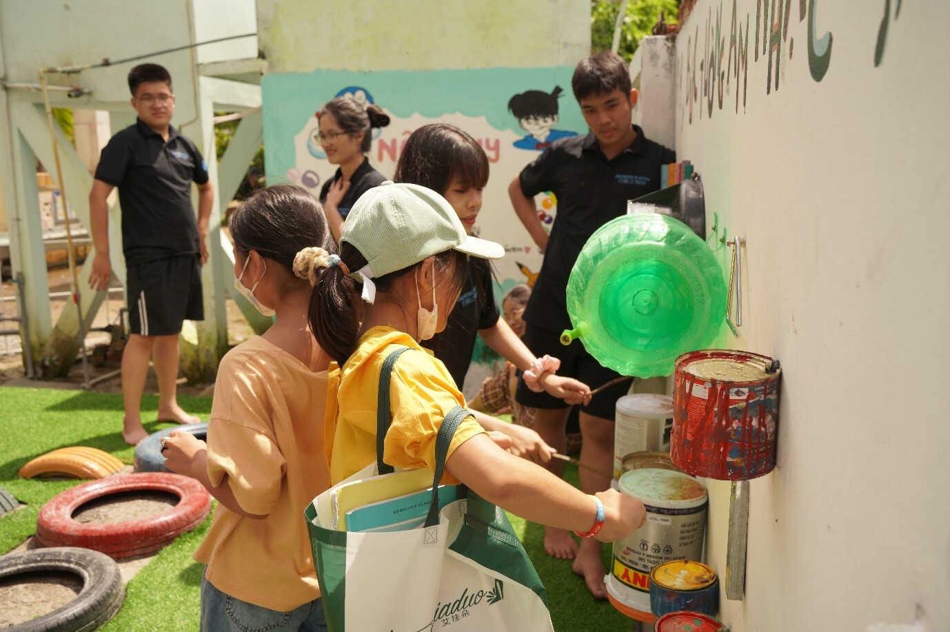 臺科大師生組成國際團隊運用廢棄物做音樂牆給越南小孩遊玩。