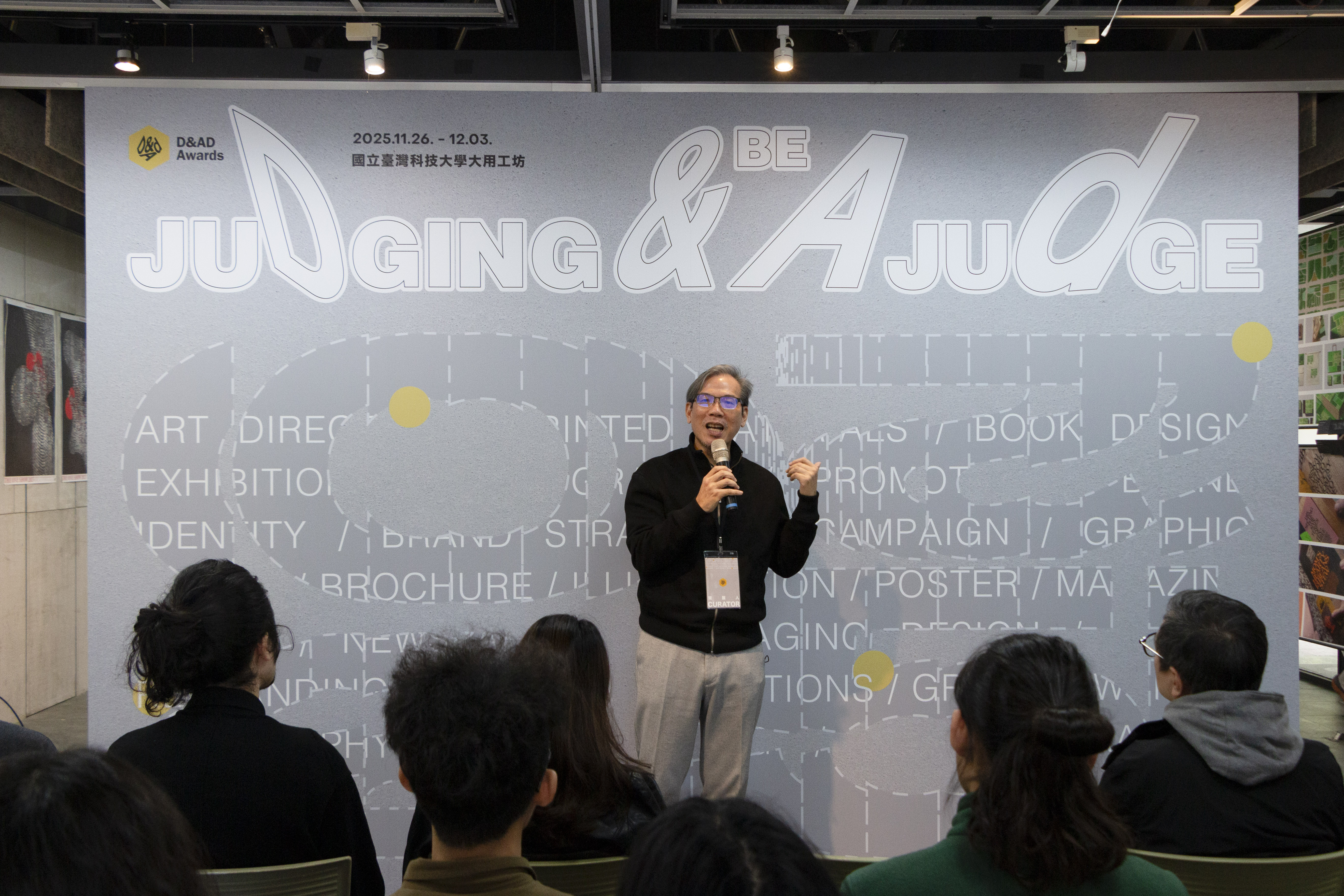 李根在強調,此次展覽的目的並非讓觀眾模仿專業評審,而是理解評審的觀看方式,引導觀眾開始關注作品背後的動機、脈絡與反思方式,進而成為具備觀察、批判與感受能力的觀察者。