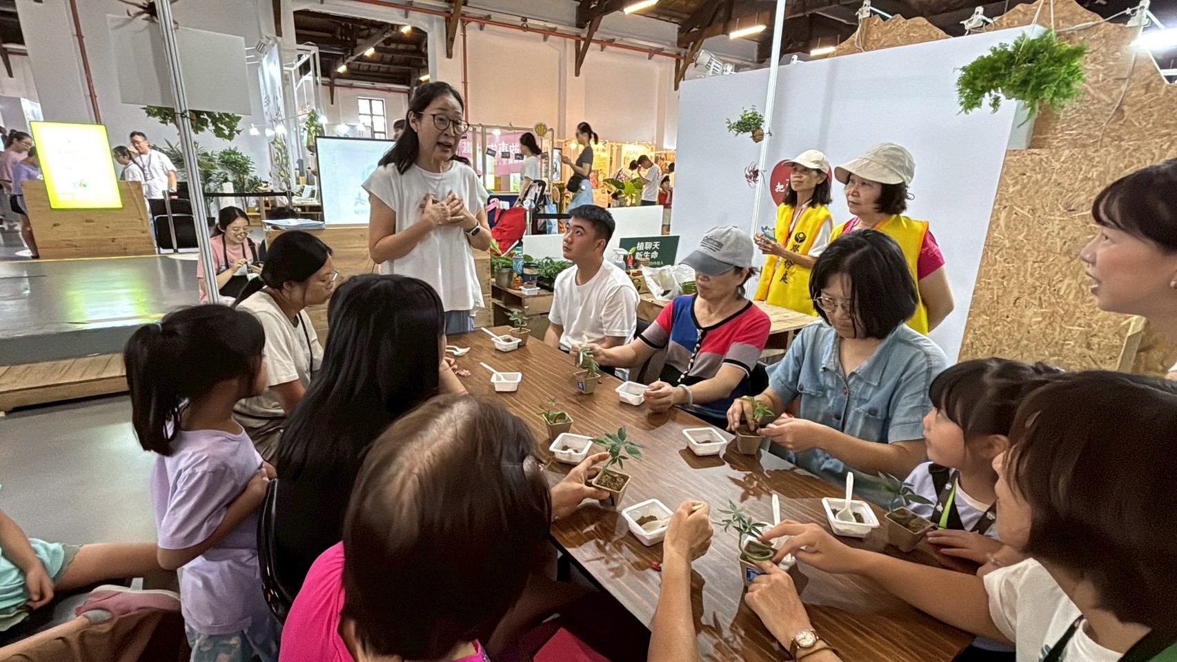 帶領工作坊的李紹君講師不僅為臺科大樂齡班學員,平日裡也是一位園藝治療師。