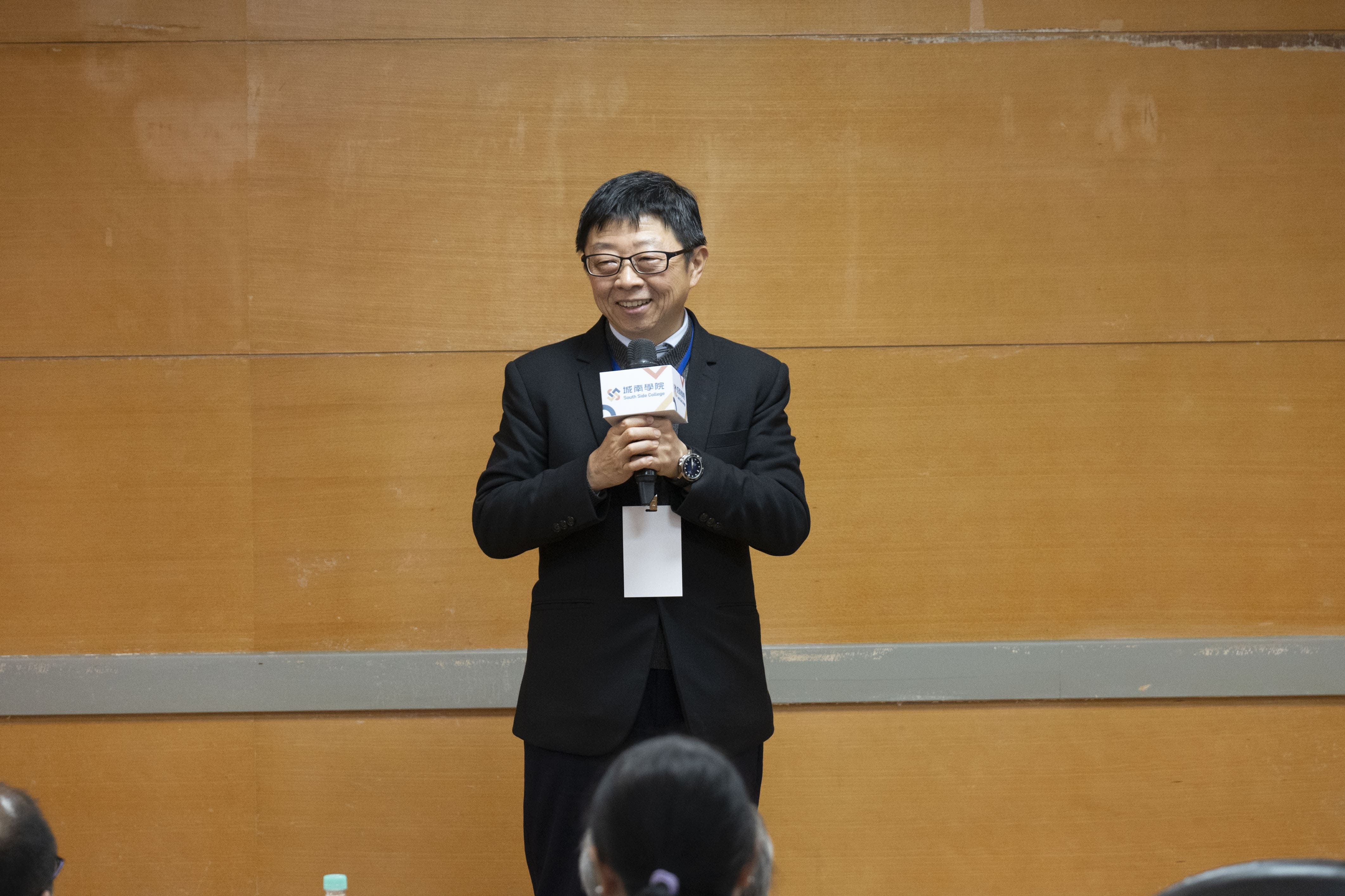臺科大顏家鈺校長於城南講堂中致詞。