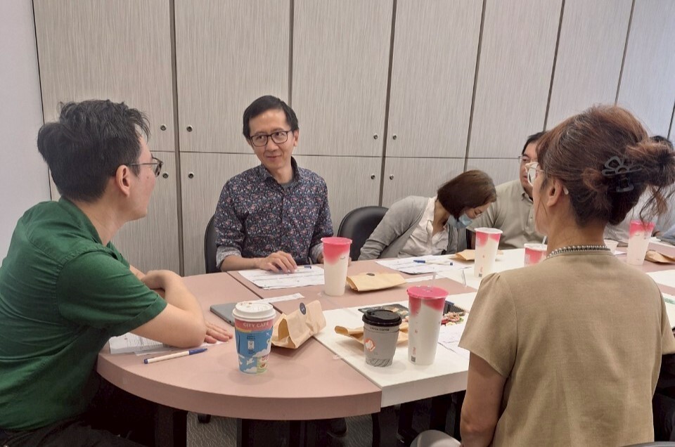 Prof. Ivan Stefano(左2)詳細說明俄亥俄州立大學的觀課機制。
