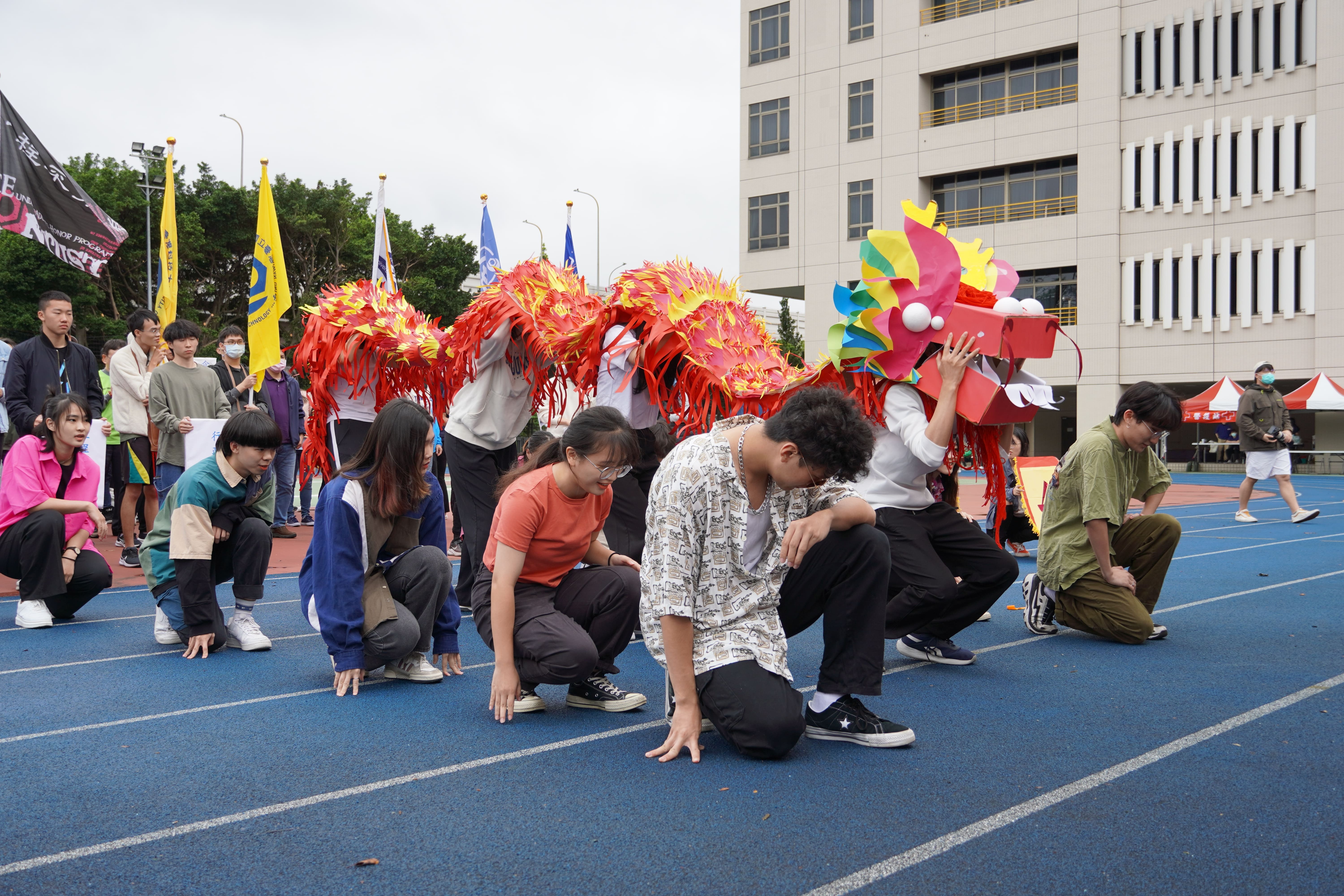 校慶運動會臺科大設計系創意繞場表演