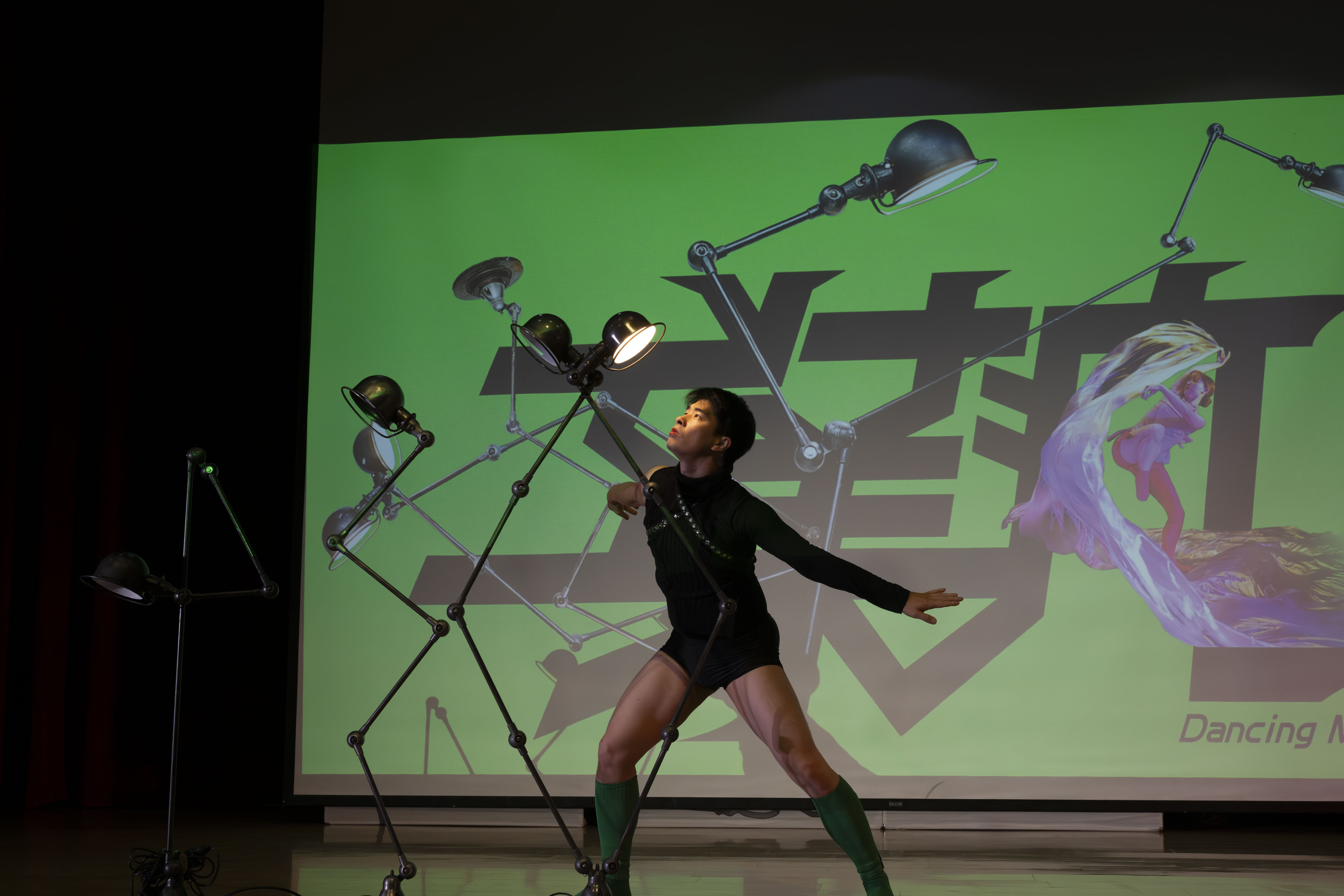 《工業瘋》展現舞蹈與聲光交織的舞台張力。