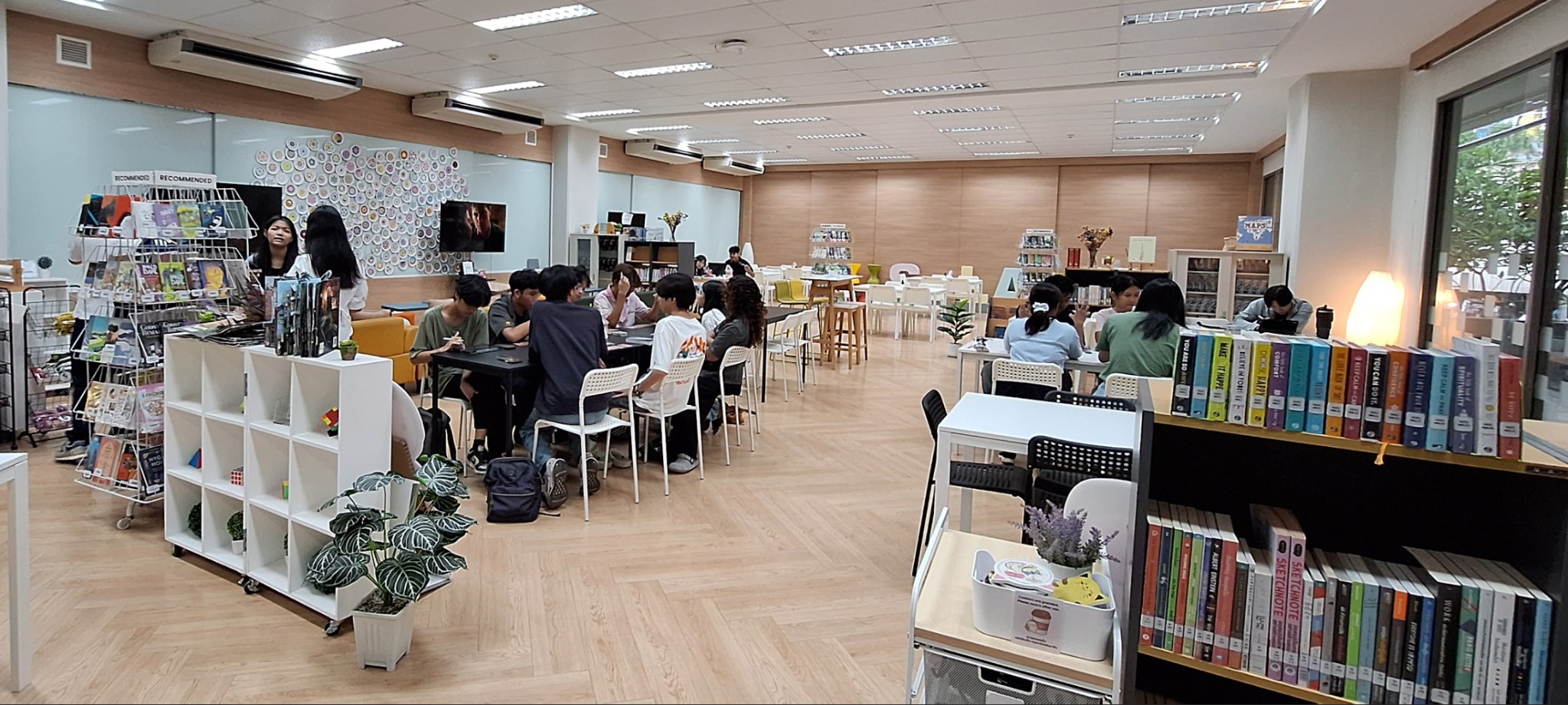 蒙庫國王科技大學 School of Libral Arts 營造自由、多元的的學習空間(GCDC),並提供多樣化的語言學習資源,供學生辦理活動,在課程外練習語言技能。