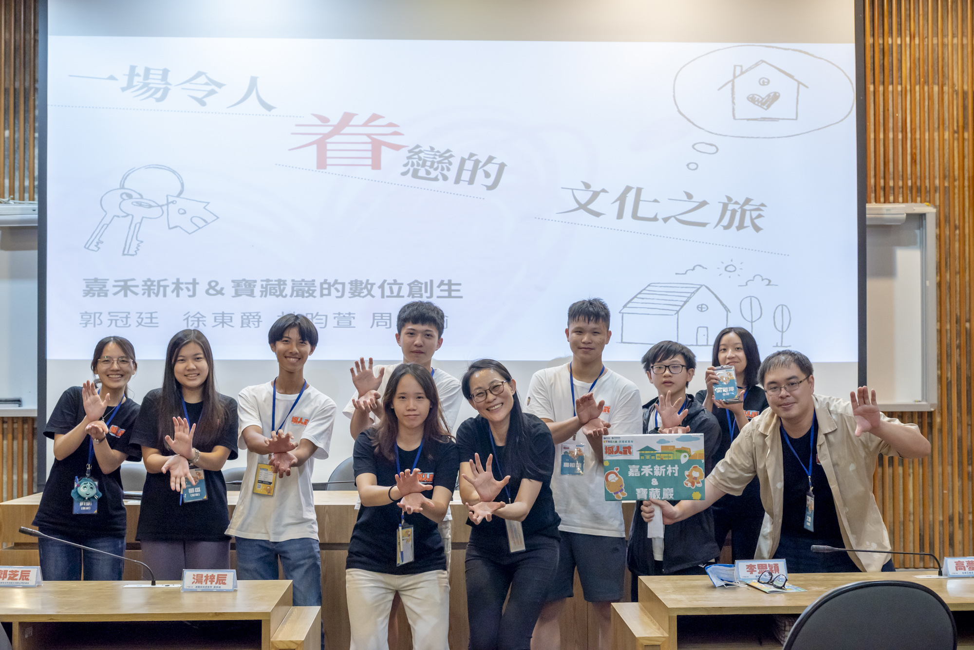由教授指導大學生，再讓大學生帶領高中職學員，把高教能量透過創新的教學型態向下紮根。