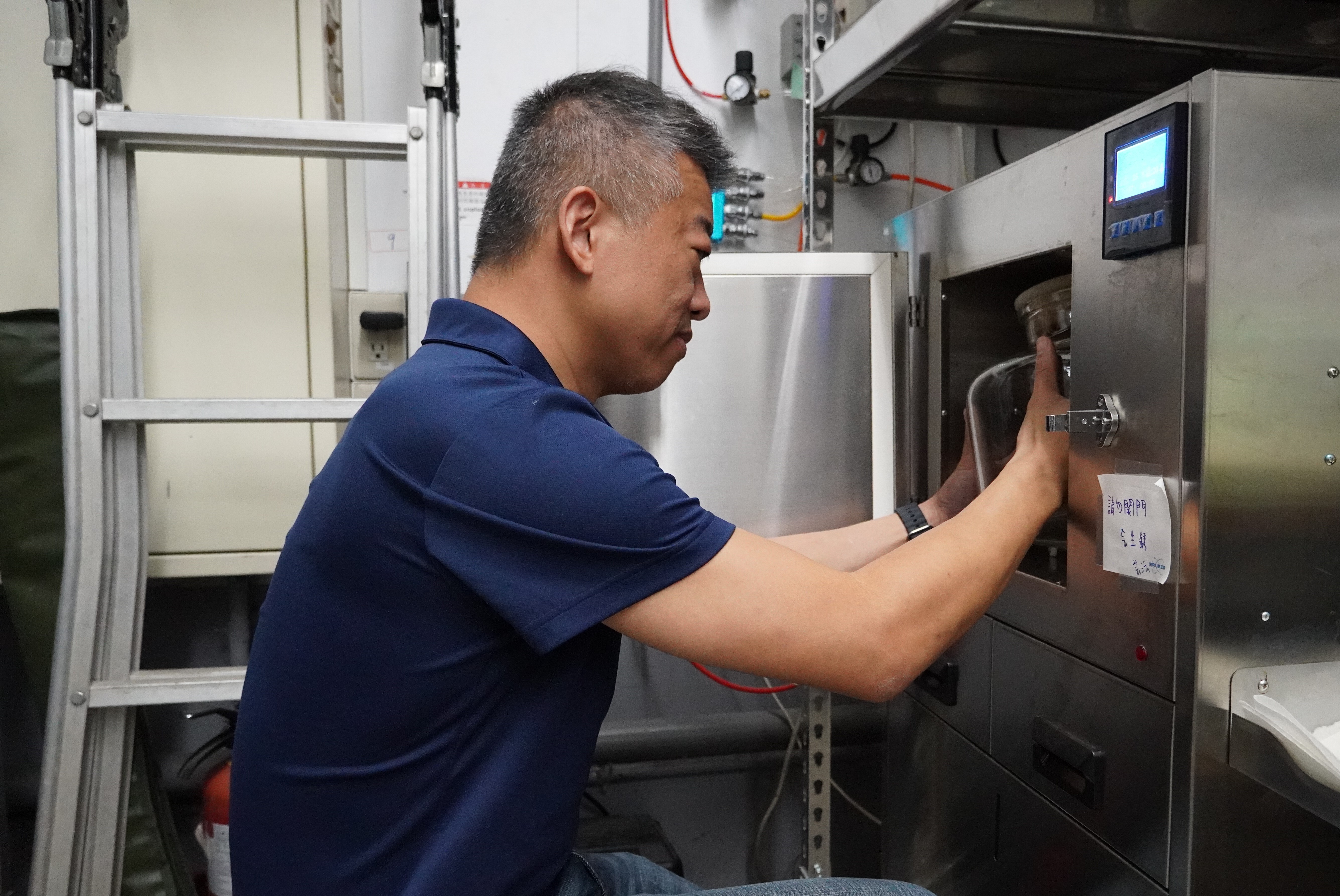 臺科大機械系郭俞麟特聘教授將大量咖啡渣原料放入微波萃取機，就能製作出高經濟價值的保養品原料。
