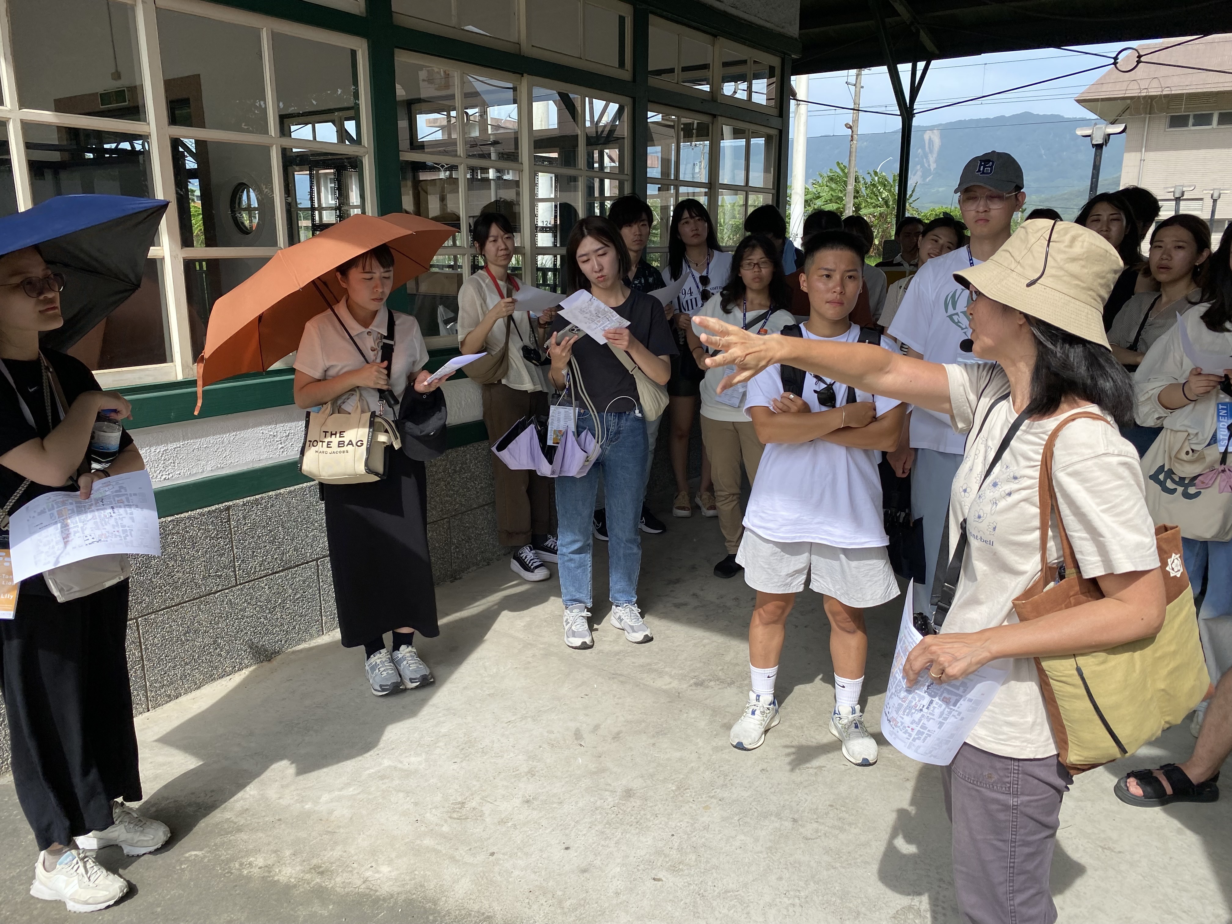 王珍珊博士向國際工作營師生介紹關山舊車站建築。
