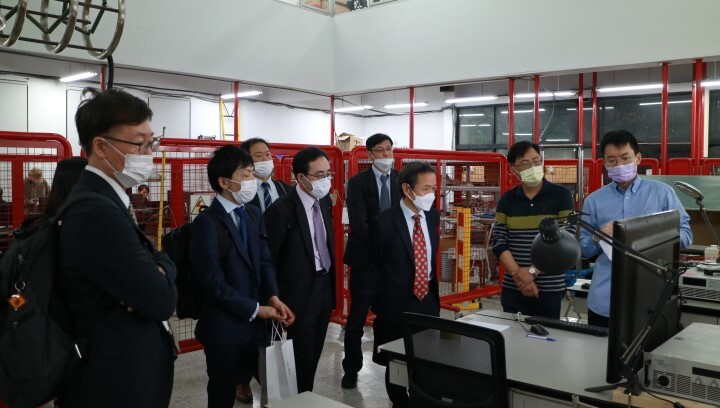 112年3月27日日本九州工業大學校長三谷康範（右三）參訪臺科大光電綠能類產業環境實驗室，了解臺科大在綠能與電網儲能研究的內容和成果。