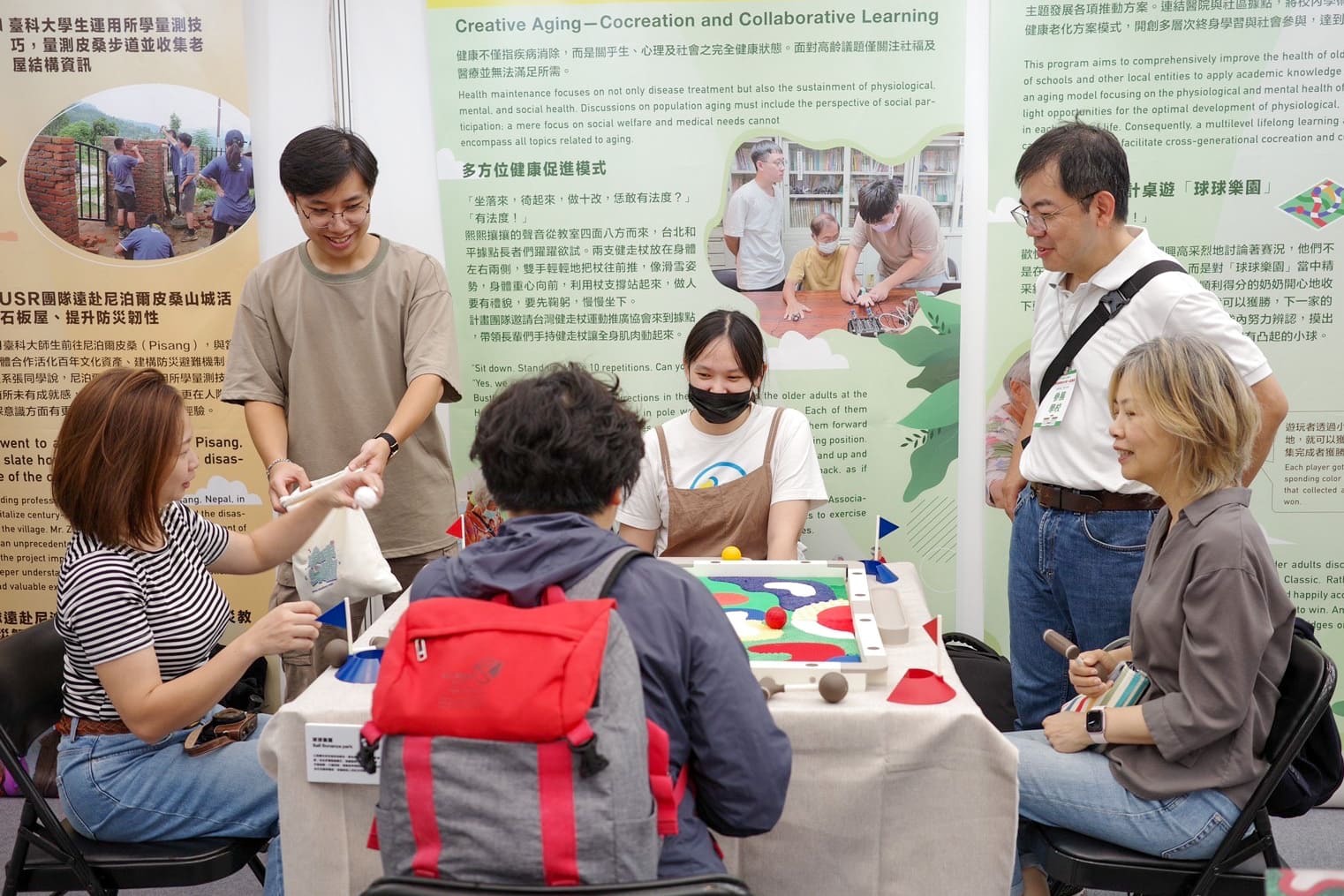 計畫主持人臺科大醫工所高震宇教授(右上)帶領團隊參與2023 USR社會參與跨校共學北區聯展。