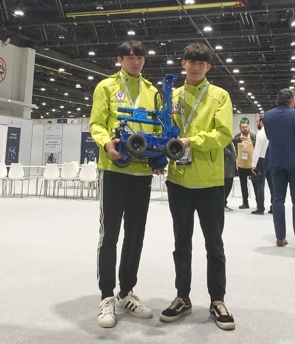 Yuan-Zhen Jiang and Ming-Zhe Wu continued to work hard to pursue their passion for robotics and recently secured the bronze medal at the WorldSkills Asia Competition.
