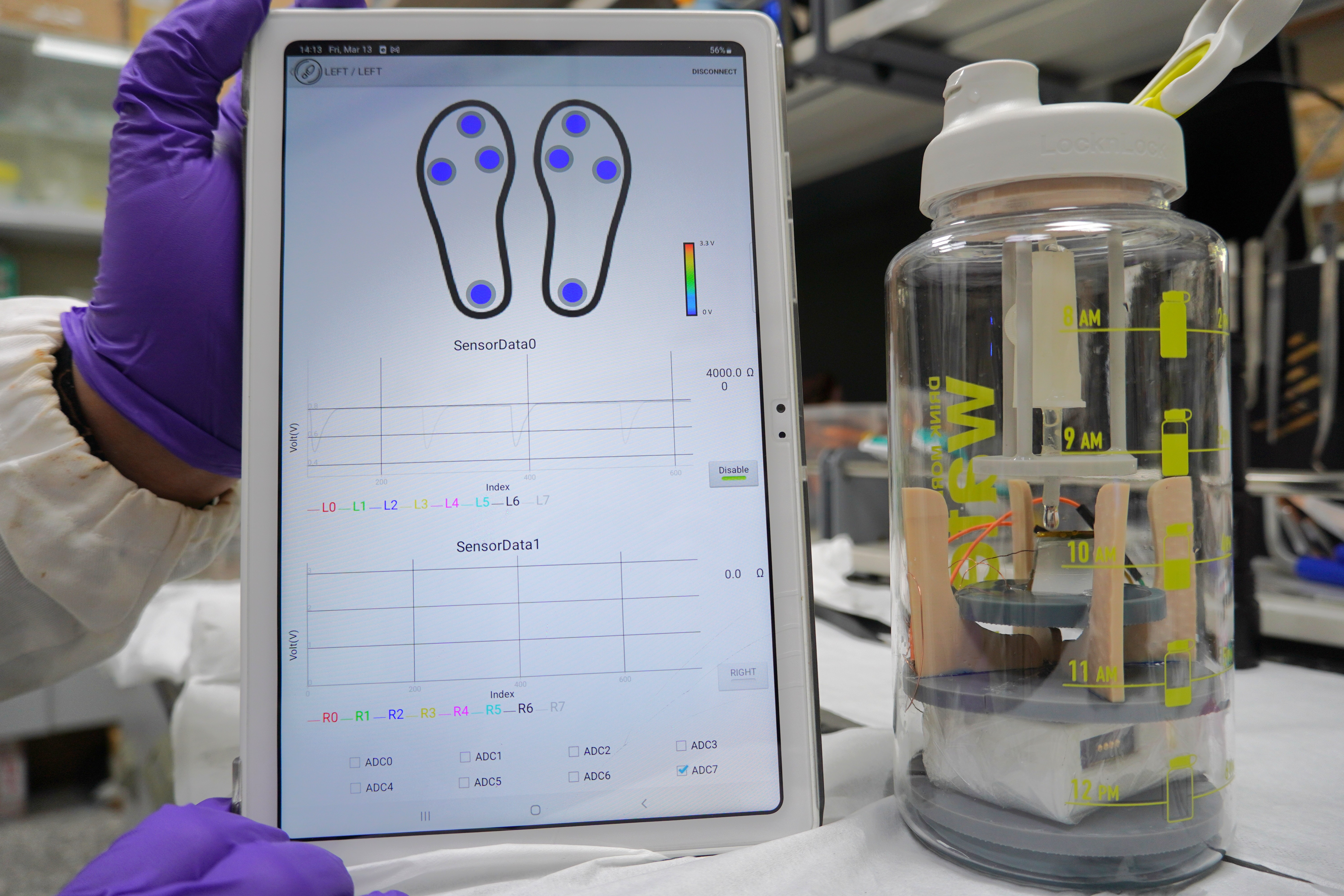 研究團隊製作「無線感測瓶」裝置及APP,使用者只需將水樣滴入裝置中,系統便可同時完成發電及污染物感測,相關數據還能透過無線傳輸到系統平台,建立智慧化的水質監測網絡。