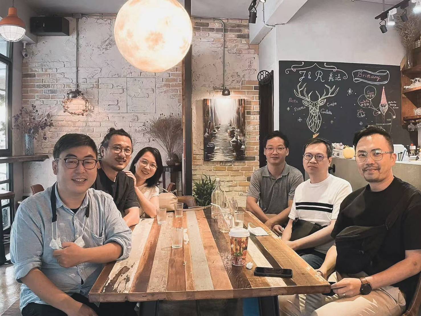 Boson considers Ming-Huang Lin (second from right) his mentor. The course discussions on the relationship between form and people, interaction, spatial relationships, emotional connections, and historical contexts continue to benefit him to this day.