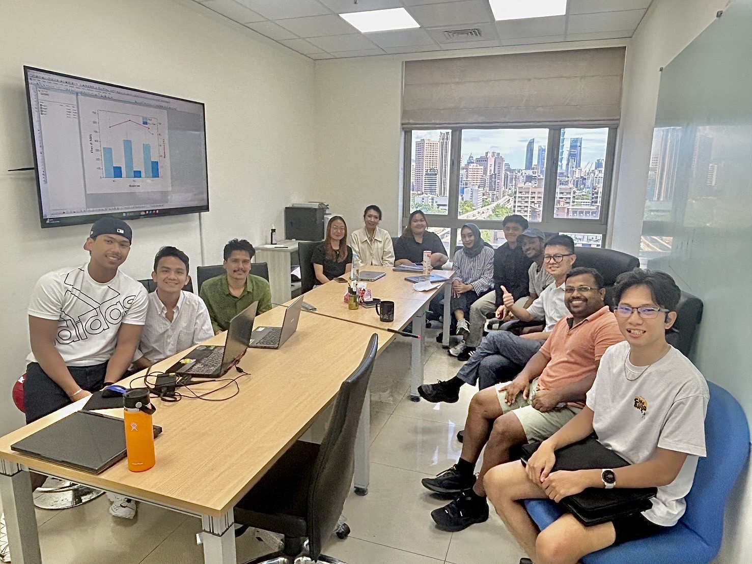 洪維松教授(右三)與國際生時常開會討論。