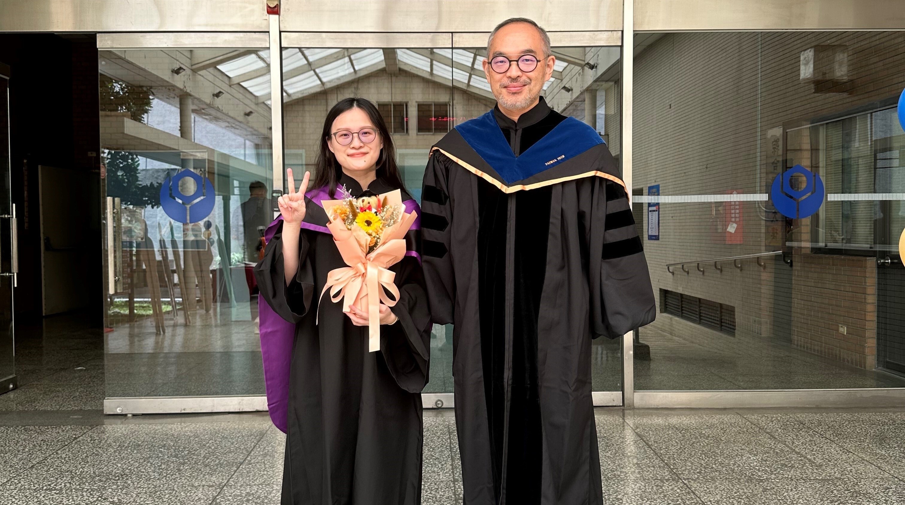 Xiao-Tong Liu (left) and her mentor, Professor I-Hsu Chiu from the Department of Architecture (right), in a photo together.