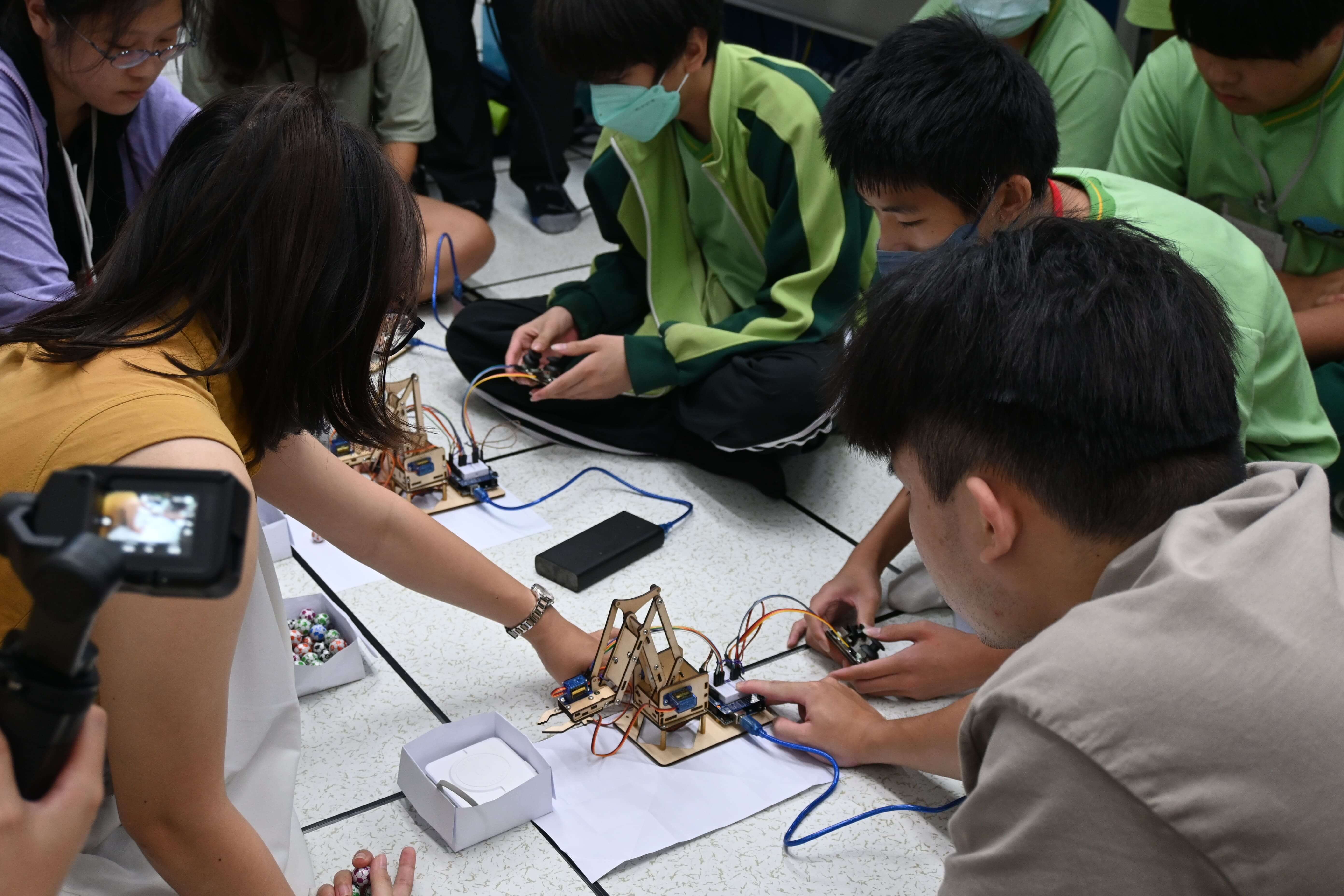 4.金山高中附設國中部學生自行組裝機械手臂,並使用Arduino進行程式控制。