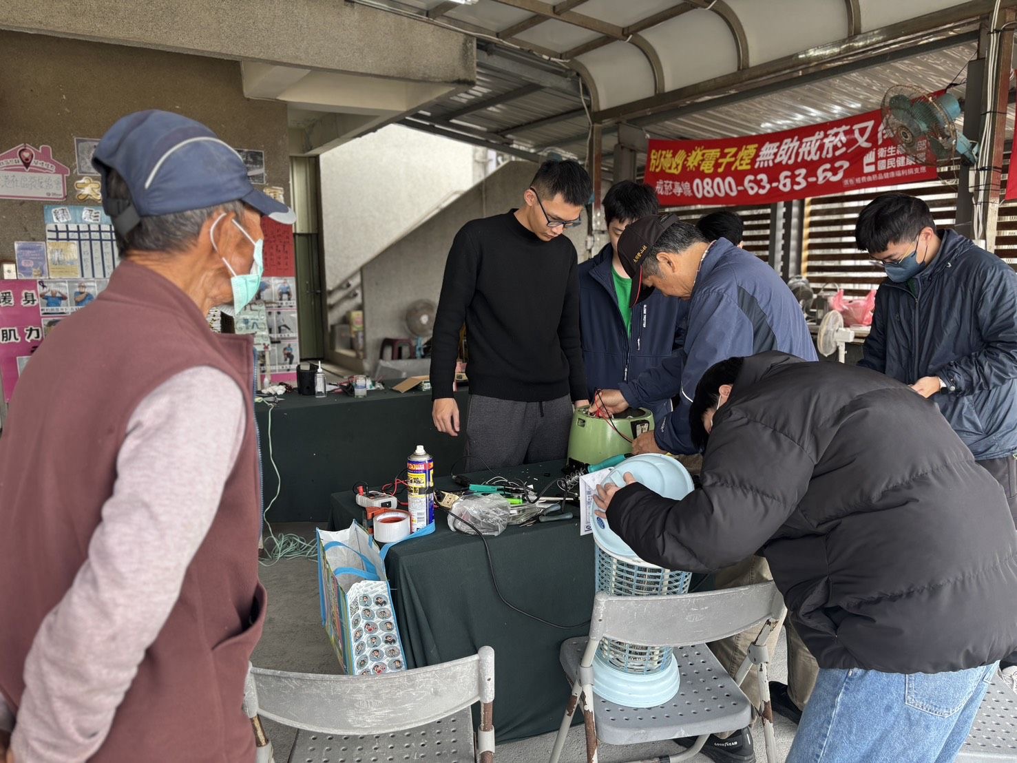 社會服務團進入社區活動中心提供免費家電修繕服務，透過「以修代買」的方式，有助於減少資源浪費，使服務同時兼顧環境與永續意涵。