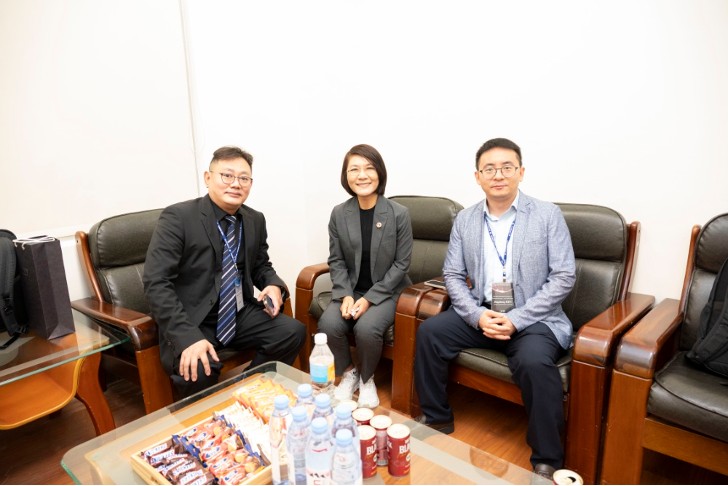 IFPR 亞太區主席 Hing Kai Chan (右)發起研討會,強調數位技術重塑生產系統與全球供應鏈的重要性