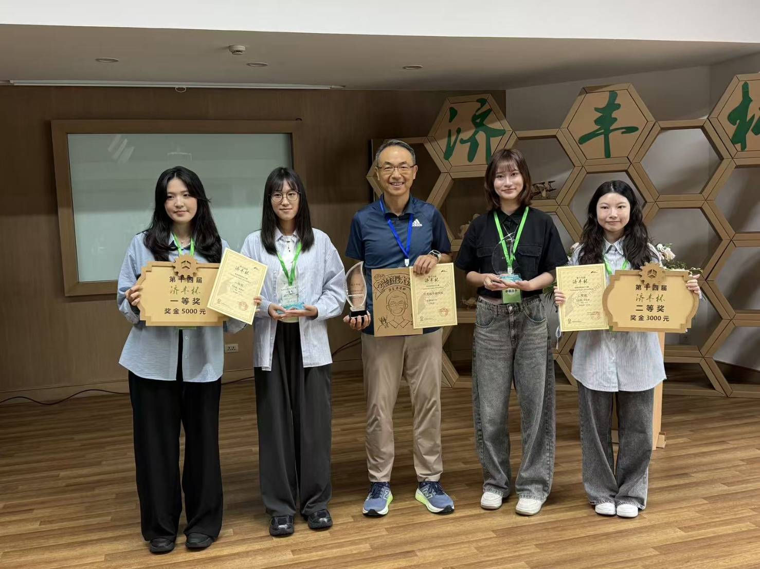 國立臺灣科技大學設計系學生參加第14屆「濟豐盃」紙包裝結構設計競賽表現亮眼,許呈湧老師榮獲優秀指導教授獎,並指導兩組團隊:設計系三年級許蕎璽、三年級徐采昀組成團隊以作品《箱堆論》榮獲一等獎;設計系三年級許芸禎、三年級江宜恩設計的《Givit》則獲得二等獎。從左至右為:徐采昀、許蕎璽、許呈湧老師、江宜恩、許芸禎。