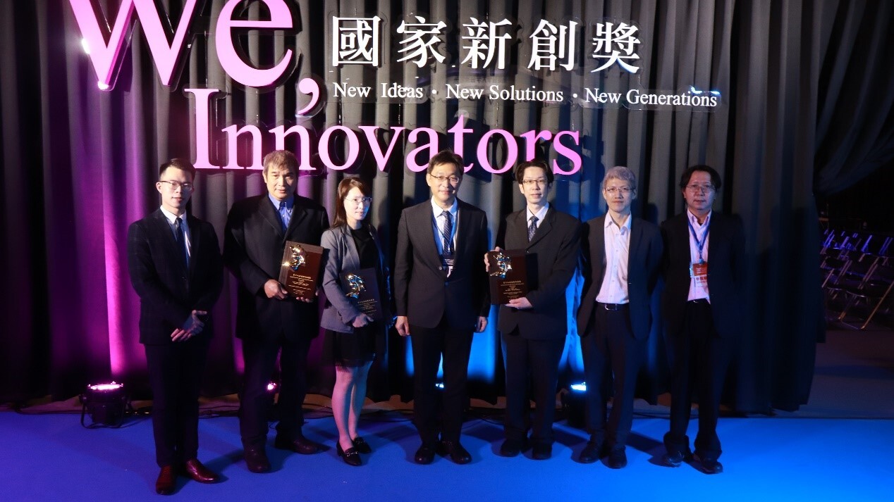 臺科大廖愛禾教授(左三)參與2022年跨校合作團隊,再次榮獲國家新創獎。