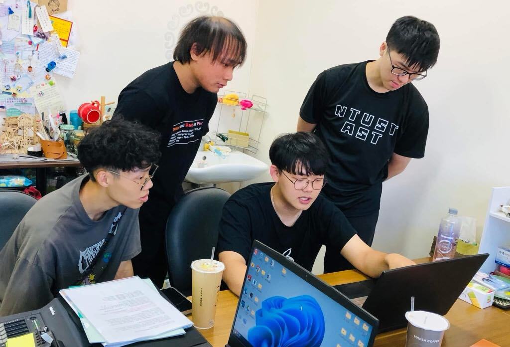 「蕃薯球志工隊」每一次的活動皆由學生自主規劃與執行，從課程設計、器材準備到現場教學互動，需整合來自不同領域的技優專才。圖為團隊正在進行出隊準備。