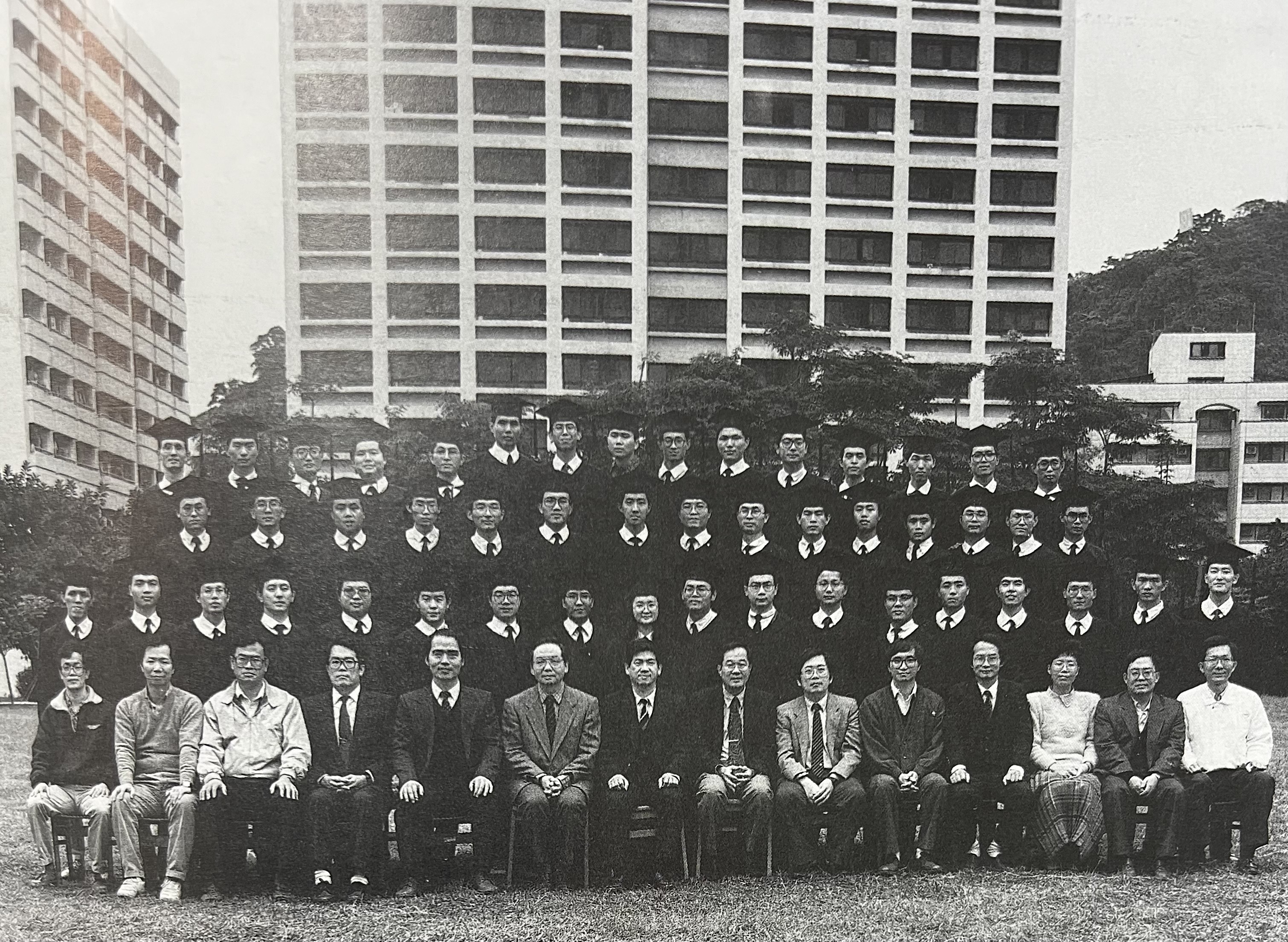 複刻當年在學生二舍前與師長合照