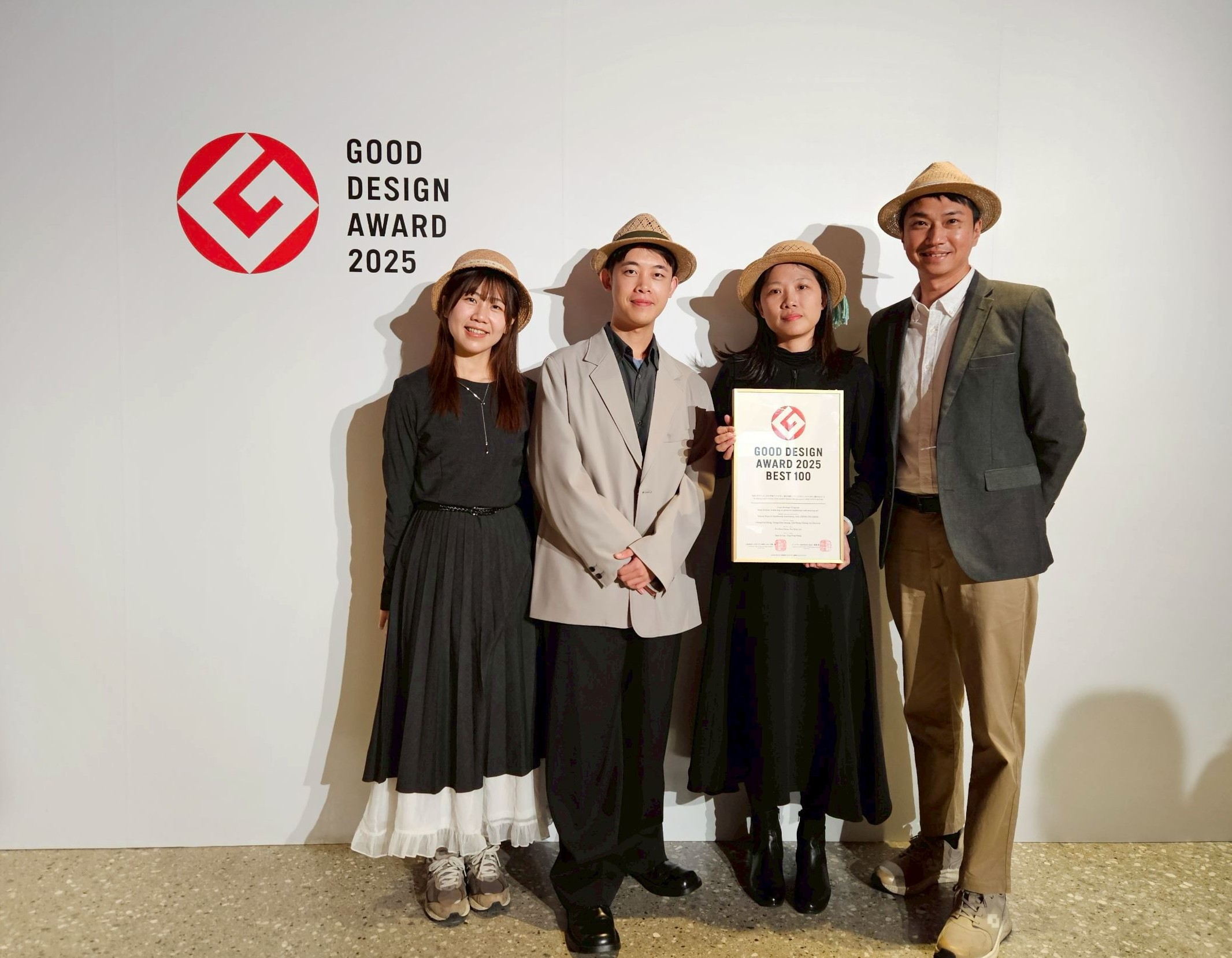 榮獲日本 GOOD DESIGN AWARD 2025(日本優良設計獎)「地域構想」類別之BEST100百佳設計獎,賴憲澤為左二。