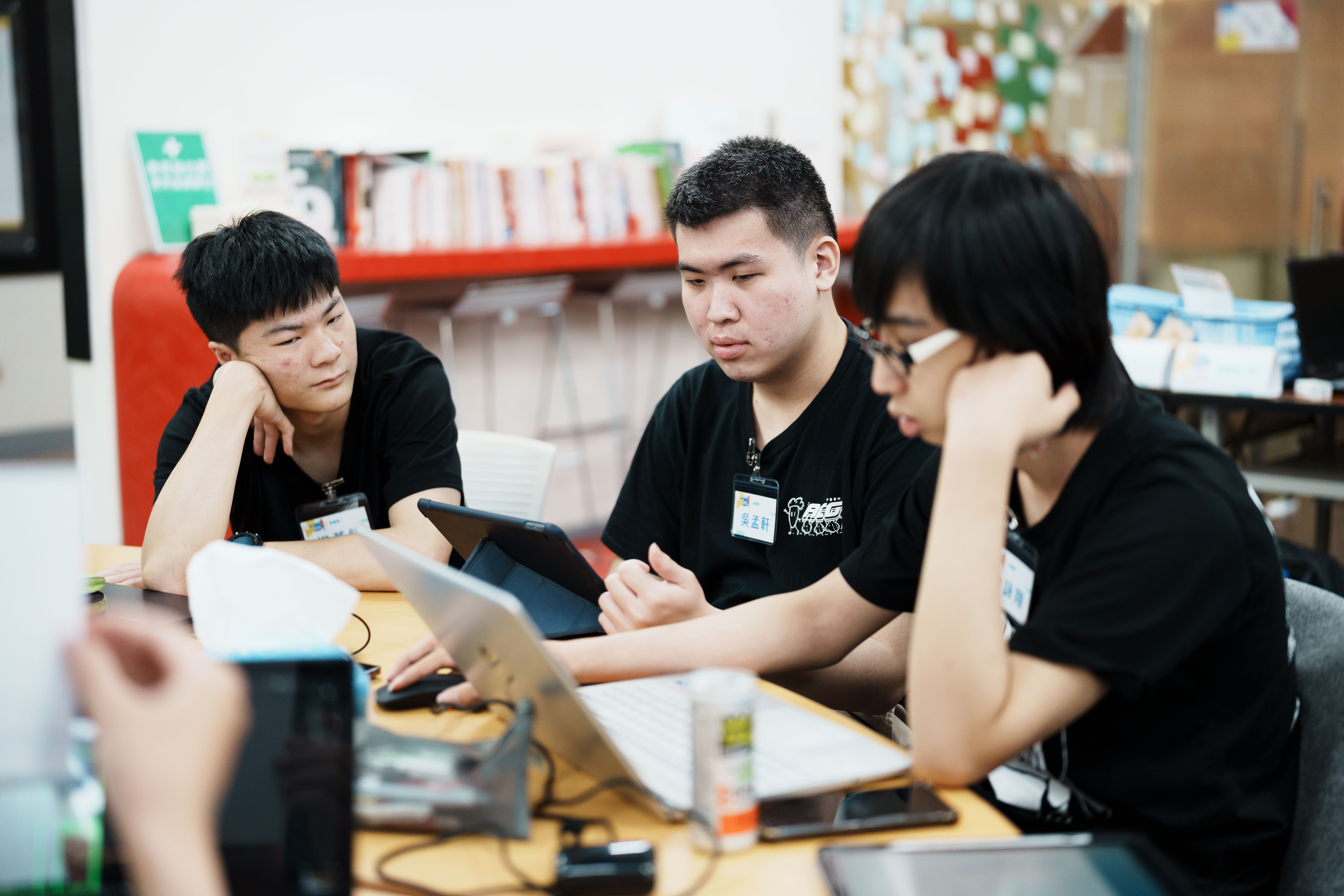 俞詠翔(右)、吳孟軒(中)、楊堇鉉(左)經過長時間的思考及激烈的辯論與可行性評估，最後在開源與節流的選項中，選擇代表節流的檢測模組，作為本次參賽作品。照片提供／主辦單位