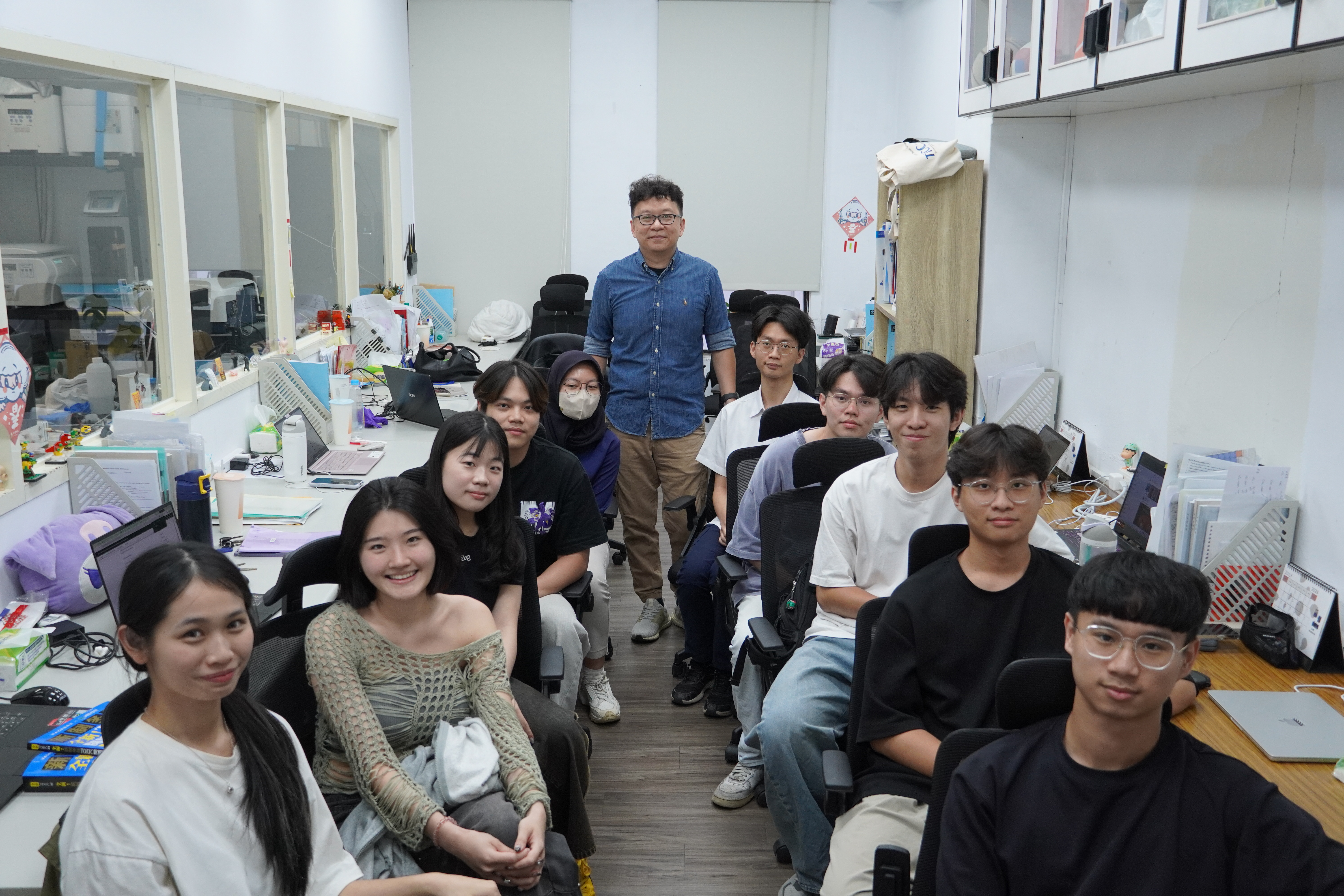 葉旻鑫主持新興能源材料實驗室,鼓勵同學勇於嘗試各種可能的機會,在挫折中找到方法、累積經驗,持續挑戰下一個研究問題。