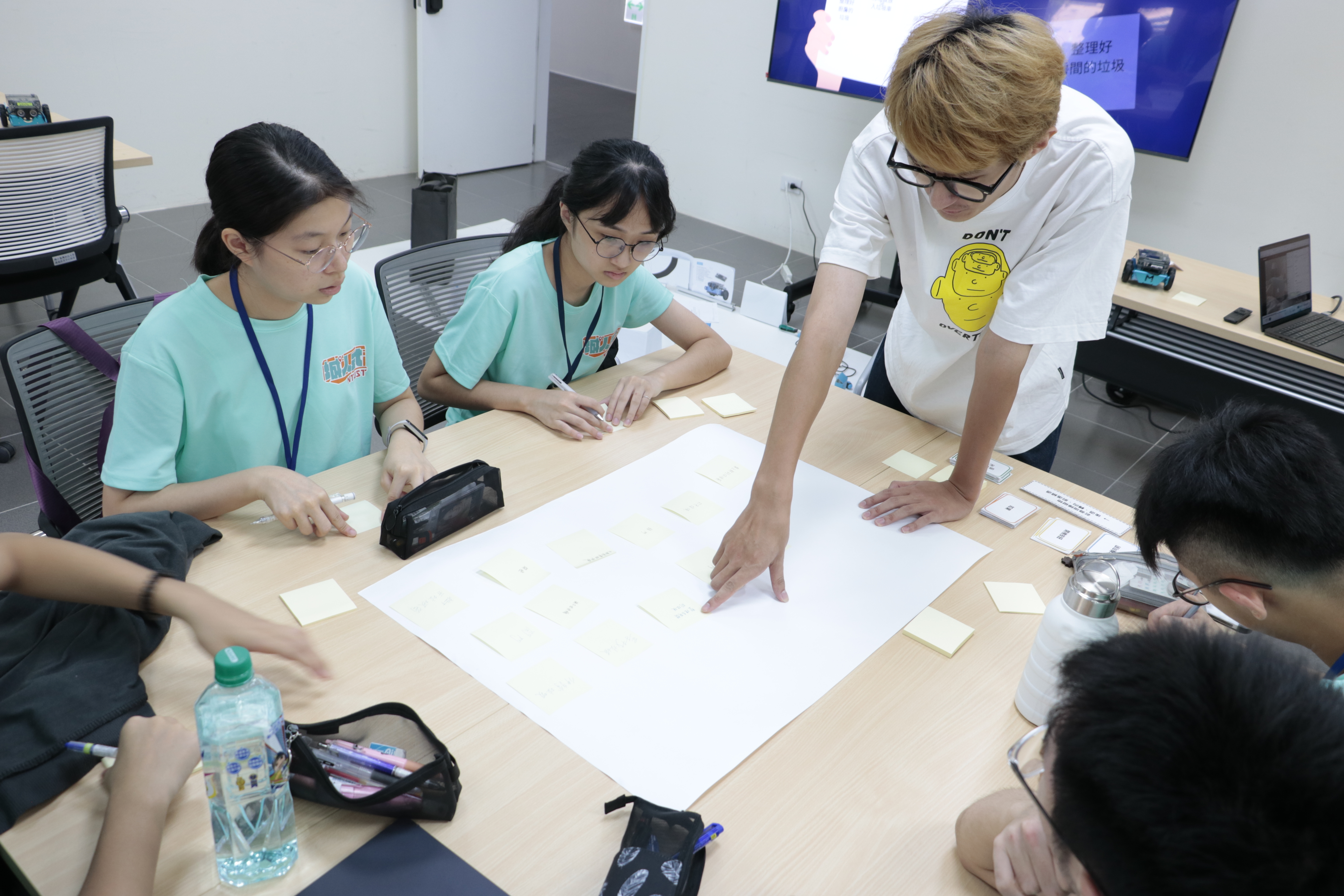 助教王業寬指導學生建立m-bot基本程式邏輯思維。