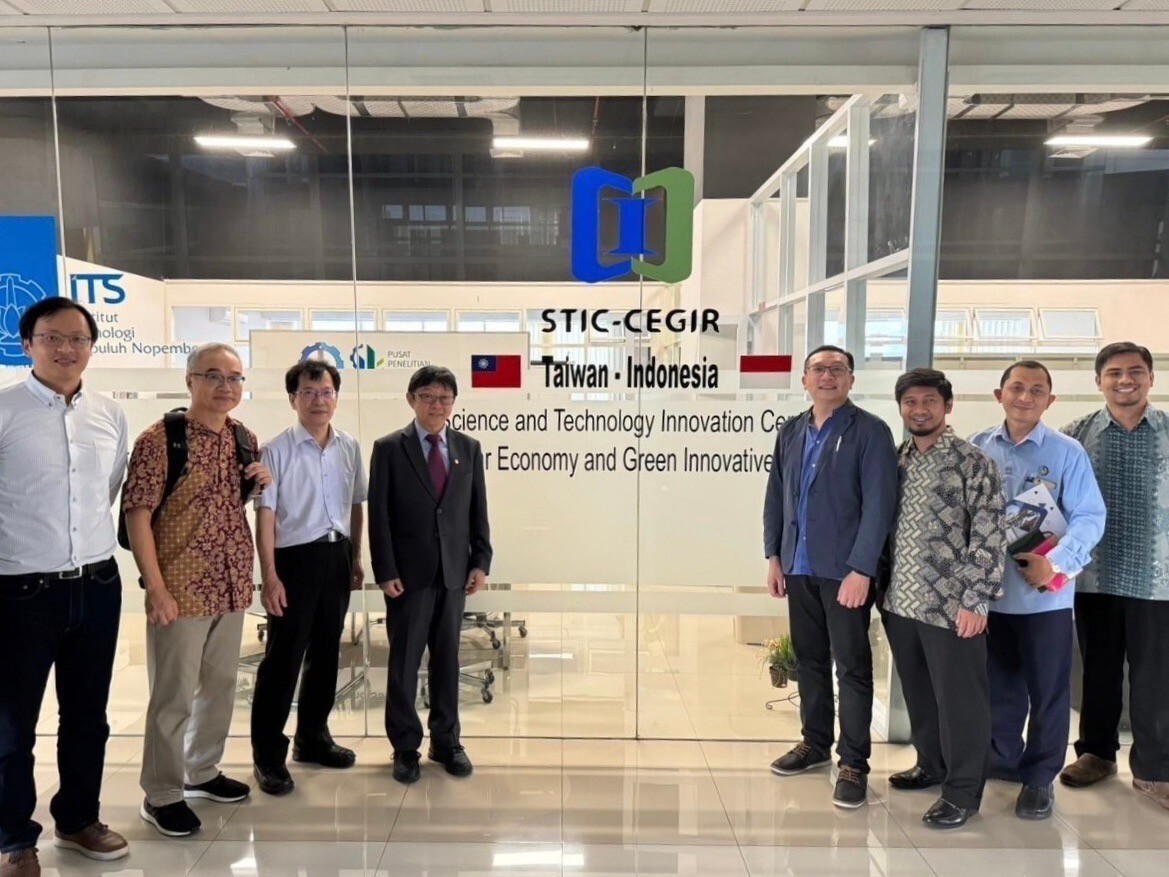 臺科大參訪團於「台灣印尼循環經濟與綠色創新資源科研中心」合影。