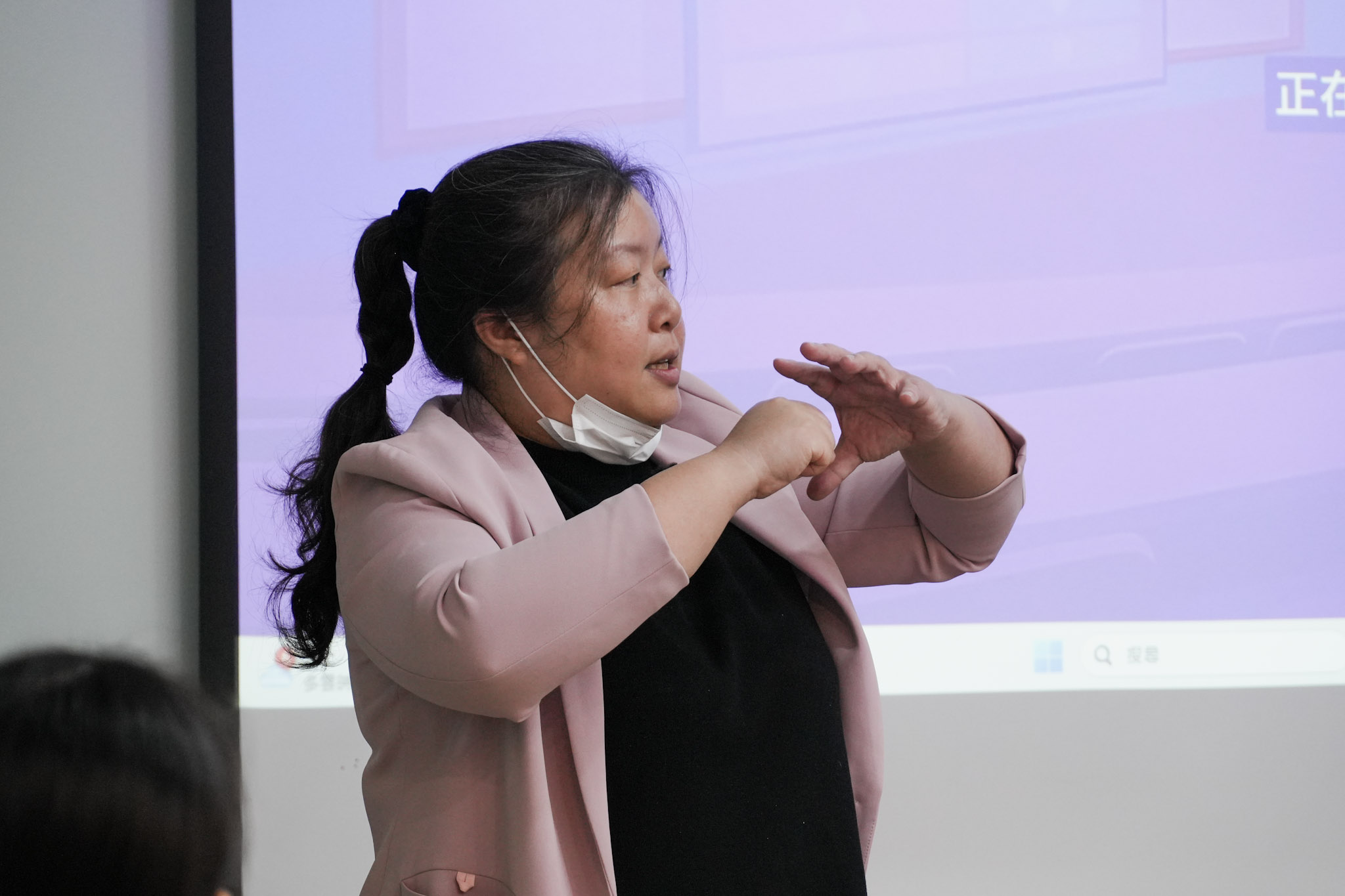 Taiwan Tech hosted the “EMI Teaching Sharing & Demonstration” event, inviting Professor Wei-Chun Hsu from the Graduate Institute of Biomedical Engineering to deliver an EMI demonstration class that integrated presentations and body language to illustrate technology-assisted clinical teaching applications.